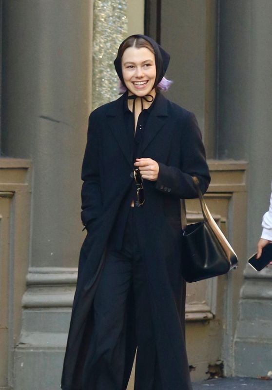 Phoebe Bridgers Spotted Exploring SoHo’s Shopping Scene [11-05-2024]