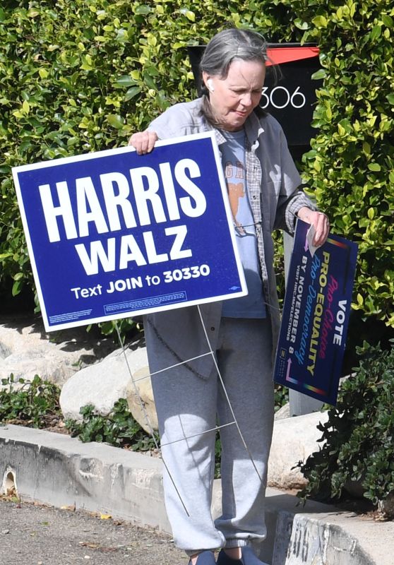 Sally Field Disposes of Kamala Harris Campaign Poster Amidst Dejection in Los Angeles 11-06-2024