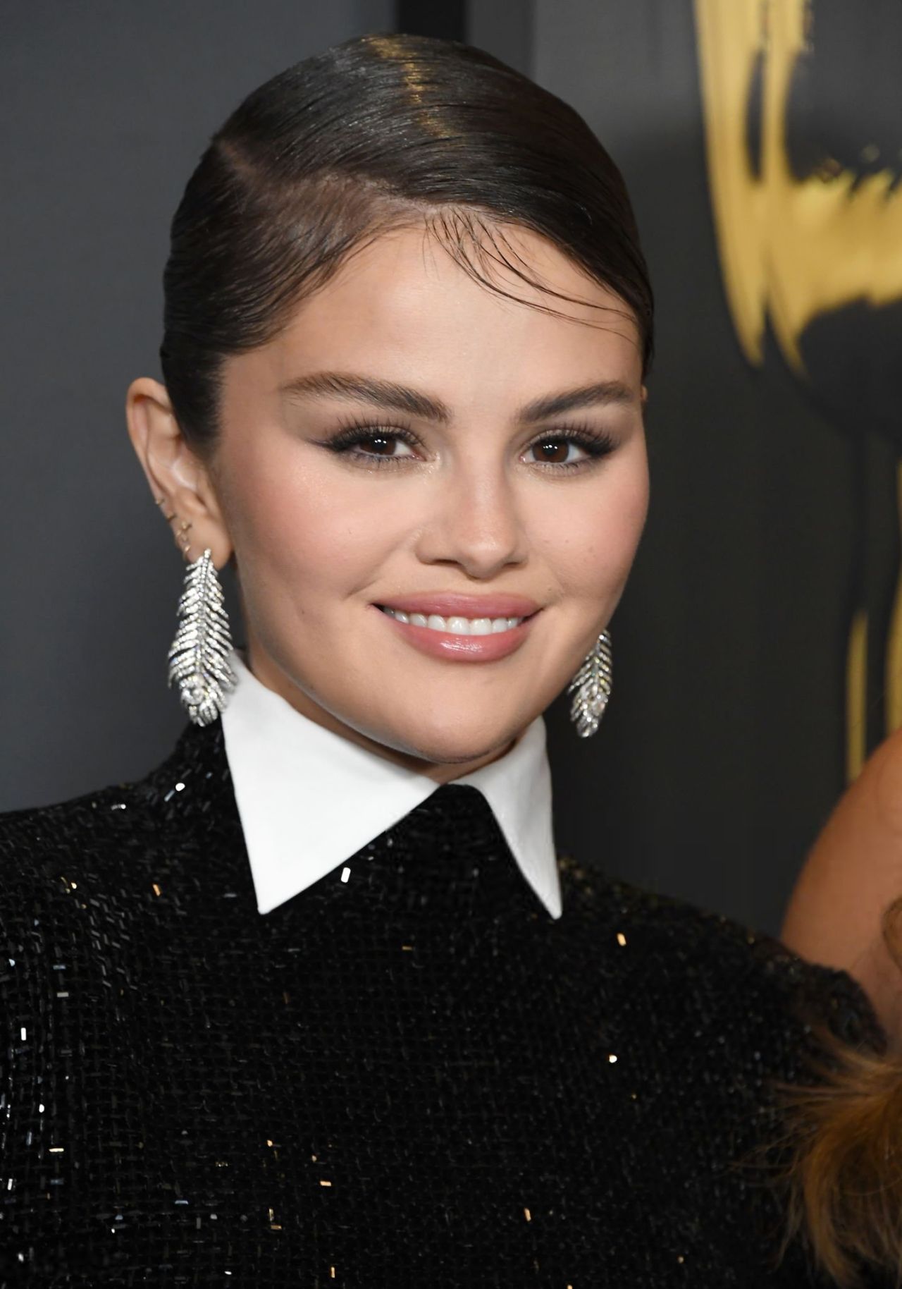 selena-gomez-channels-gothic-luxury-in-ralph-lauren-and-boucheron-at-governors-awards-6.jpg (1280×1828)