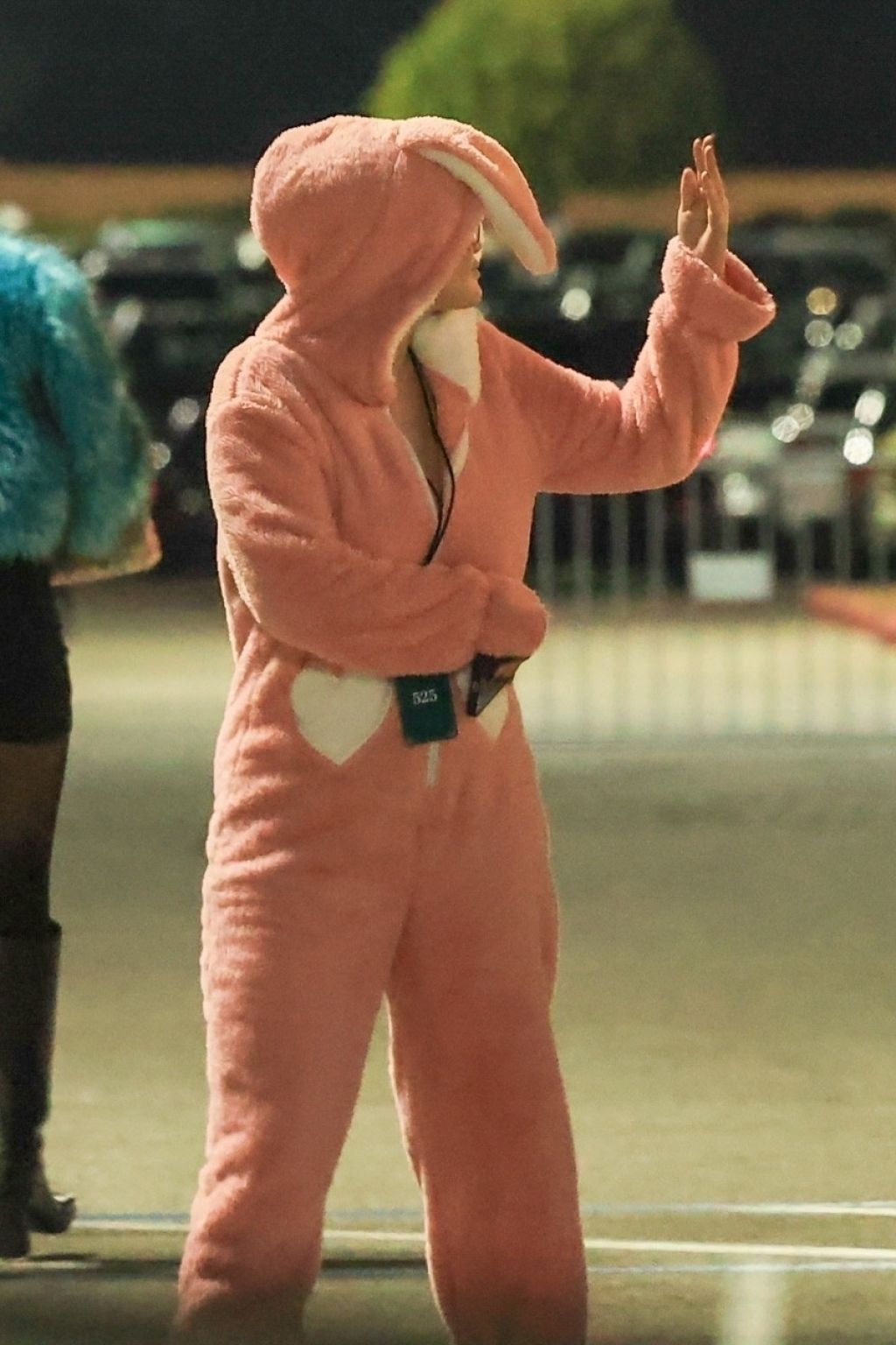 selena-gomez-rocks-a-pink-bunny-onesie-at-sabrina-carpenter-s-short-n-sweet-concert-1.jpg (1024×1536)