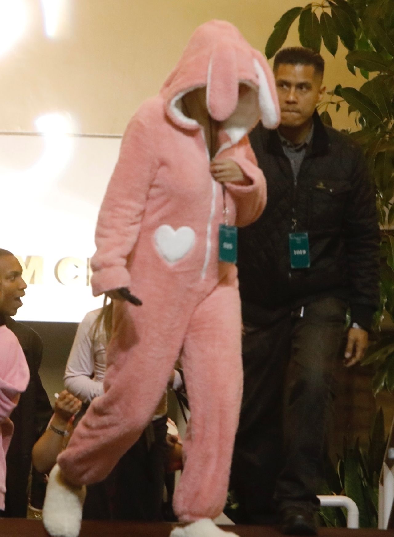 selena-gomez-rocks-a-pink-bunny-onesie-at-sabrina-carpenter-s-short-n-sweet-concert-4.jpg (1280×1743)