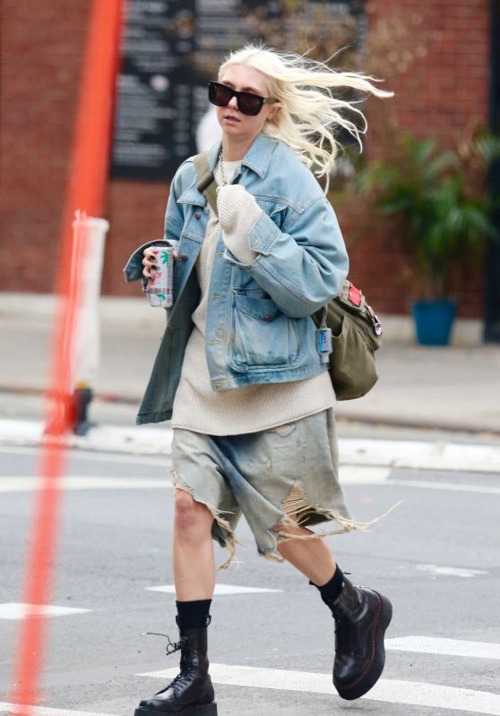 Taylor Momsen Brings Grunge To NYC Streets 11-04-2024