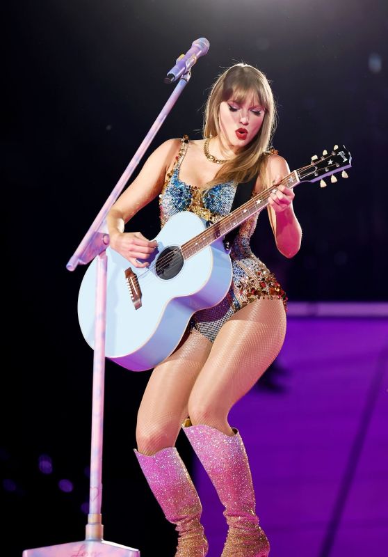 Taylor Swift Performs in Toronto [11-14-2024]