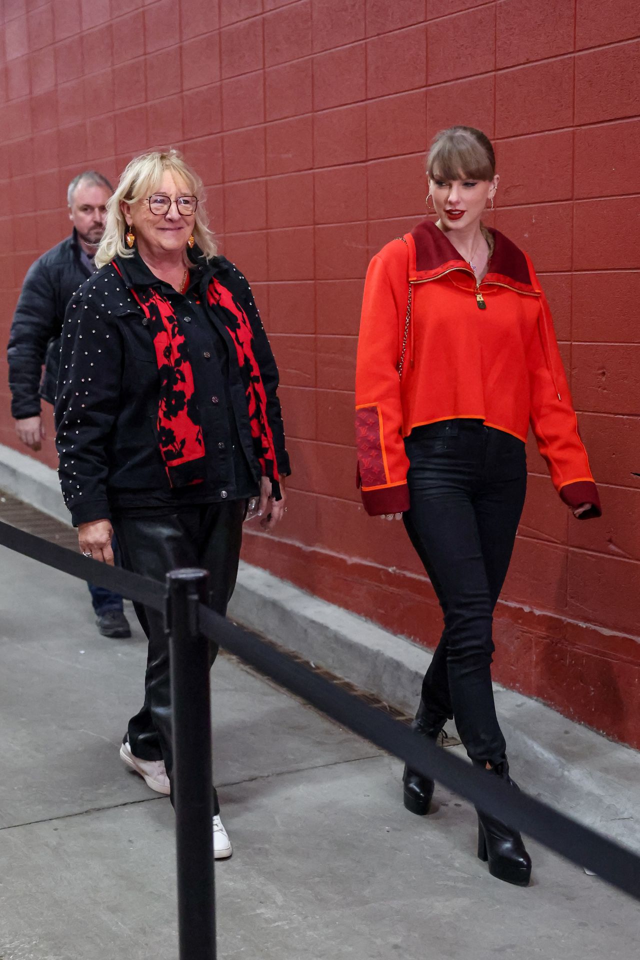 taylor-swift-stuns-in-red-as-she-supports-travis-kelce-at-chiefs-raiders-game-3.jpg (1280×1920)