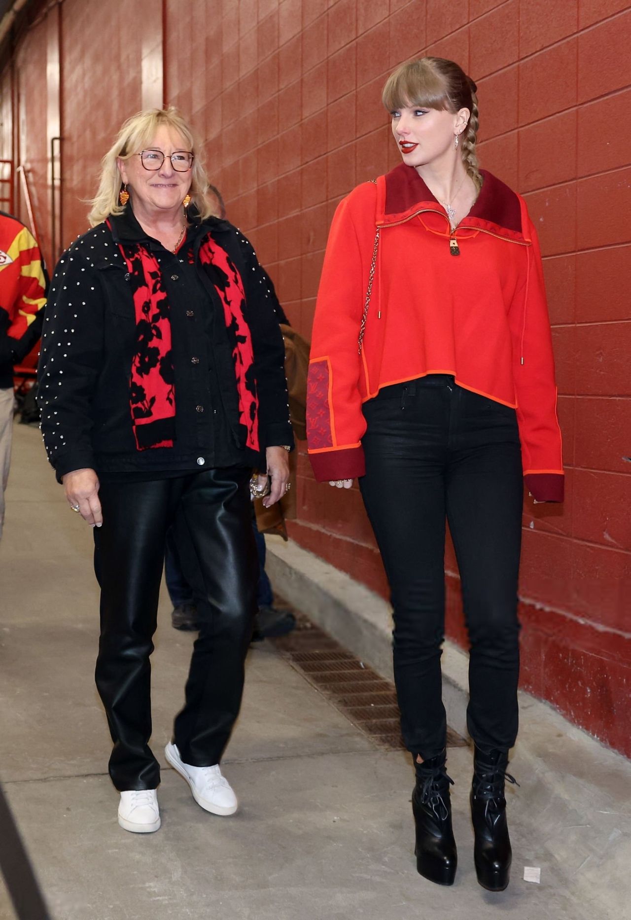 taylor-swift-stuns-in-red-as-she-supports-travis-kelce-at-chiefs-raiders-game-4.jpg (1280×1866)