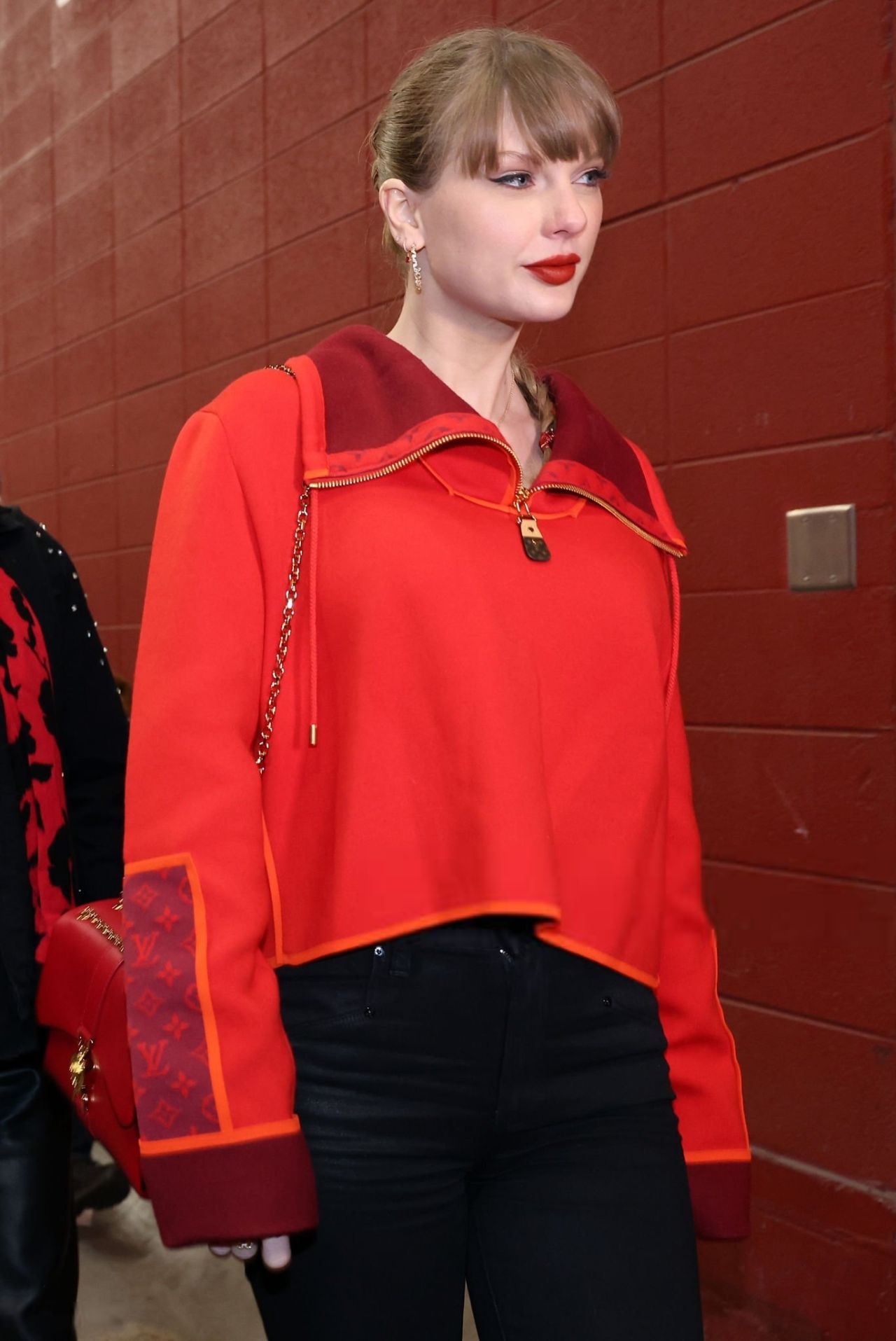 taylor-swift-stuns-in-red-as-she-supports-travis-kelce-at-chiefs-raiders-game-7.jpg (1280×1915)