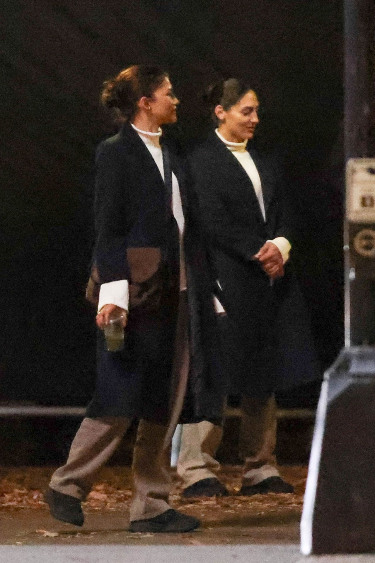 zendaya-and-robert-pattinson-filming-in-boston-11-07-2024-4.jpg (1280×1920)