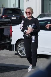 Amy Poehler All Smiles on Her Way to Pilates Class - 12.07.2024