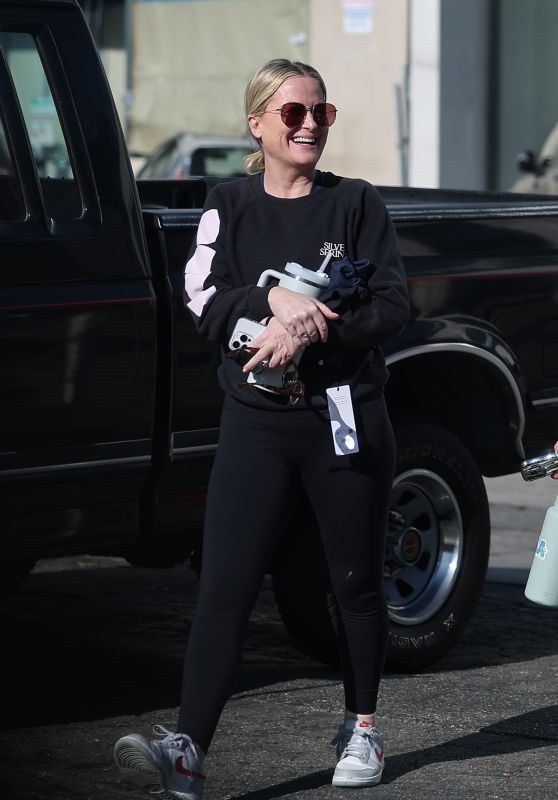 Amy Poehler All Smiles on Her Way to Pilates Class - 12.07.2024