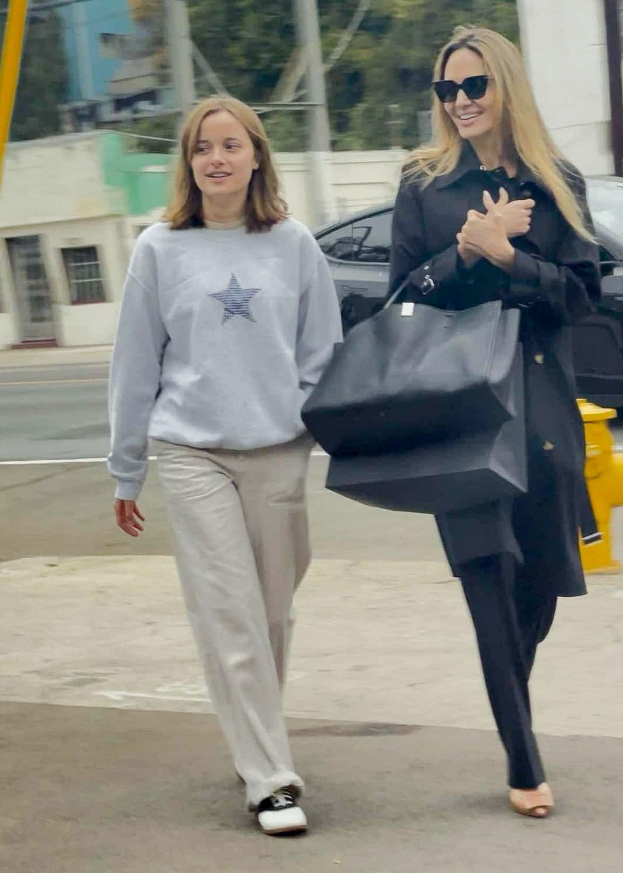 angelina-jolie-and-vivienne-s-chic-la-shopping-spree-12-27-2024-4.jpg (1280×1792)