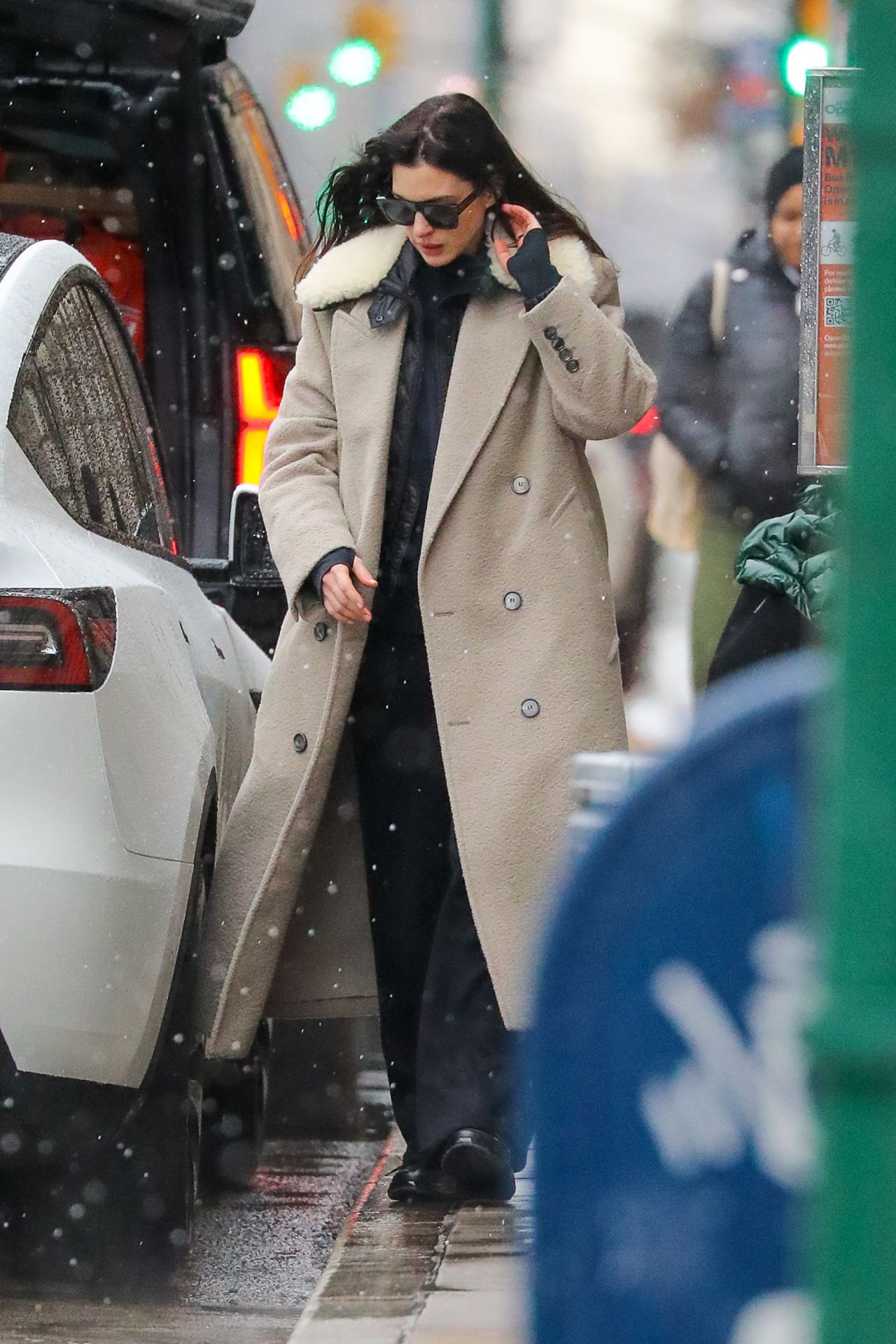 anne-hathaway-braves-the-snow-in-new-york-12.20.2024-1.jpg (1280×1920)