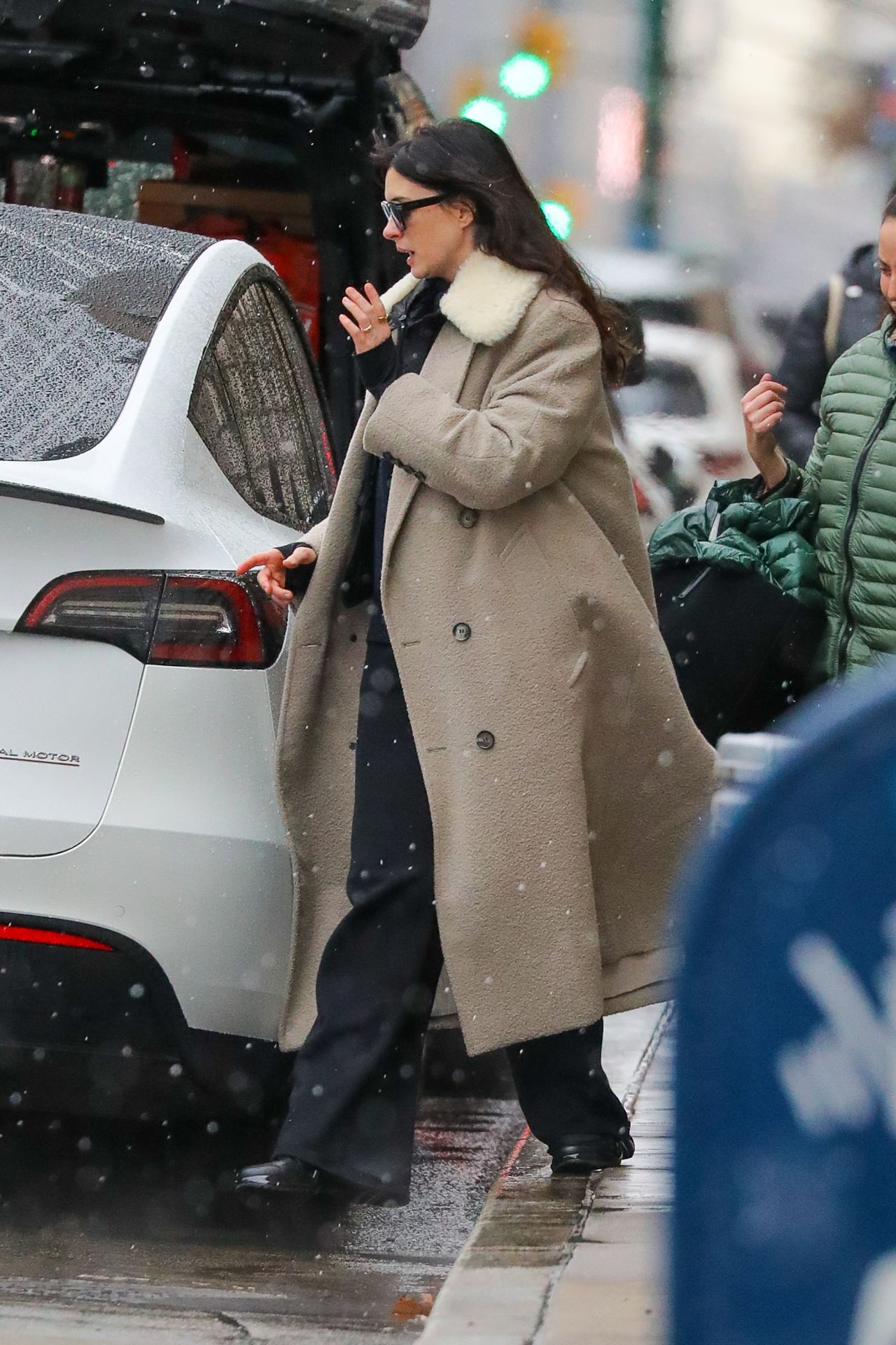 anne-hathaway-braves-the-snow-in-new-york-12.20.2024-2.jpg (1280×1920)