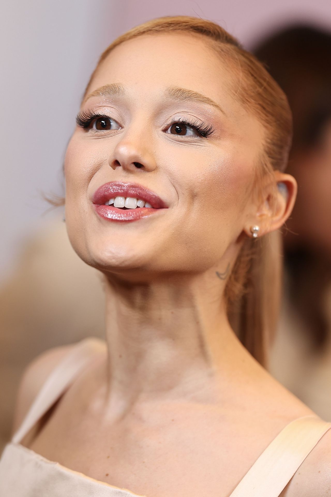 ariana-grande-displays-hand-tattoos-at-golden-globes-celebration-12.17.2024-2.jpg (1280×1920)