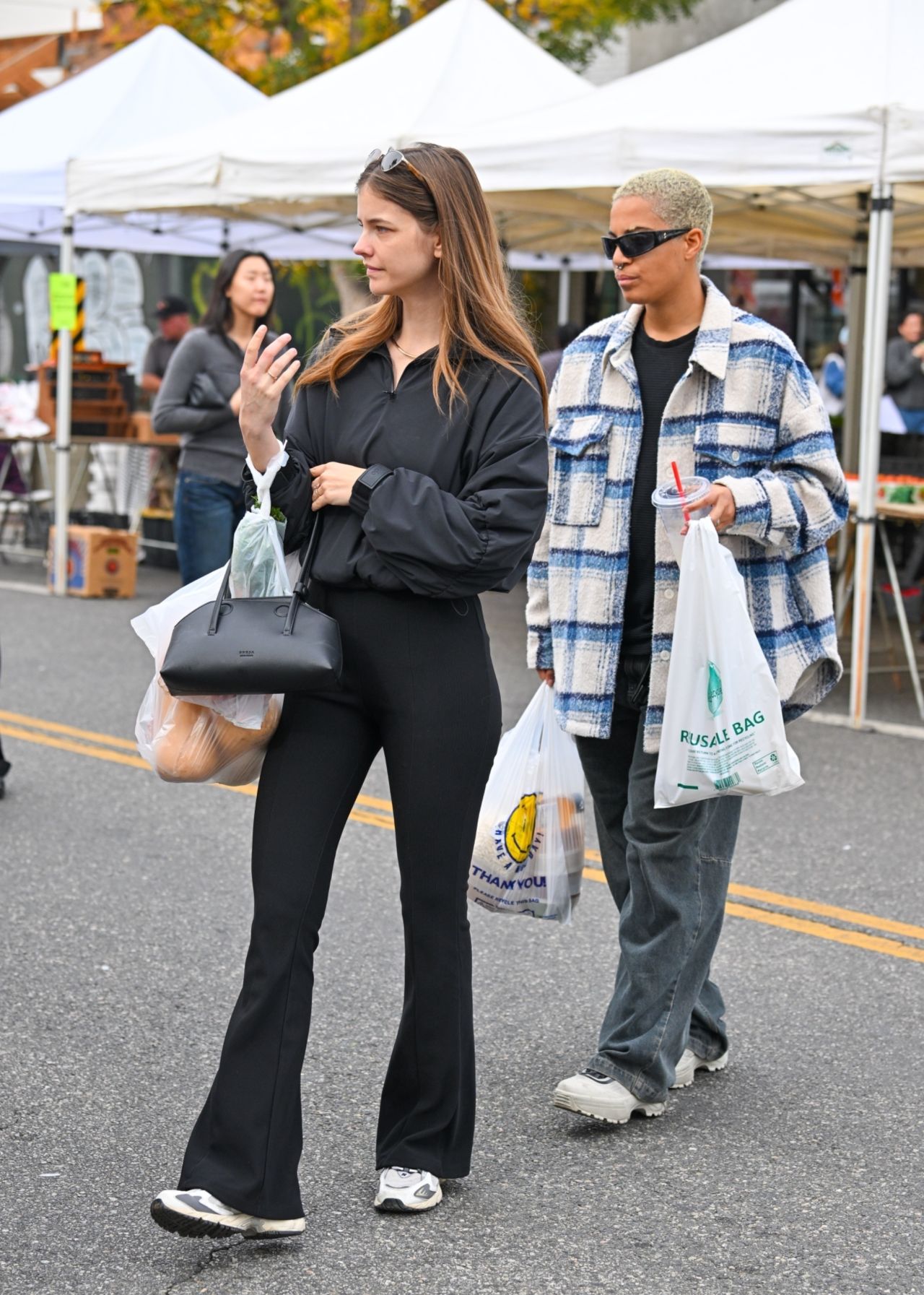 barbara-palvin-spotted-at-studio-city-farmers-market-12.22.2024-3.jpg (1280×1793)