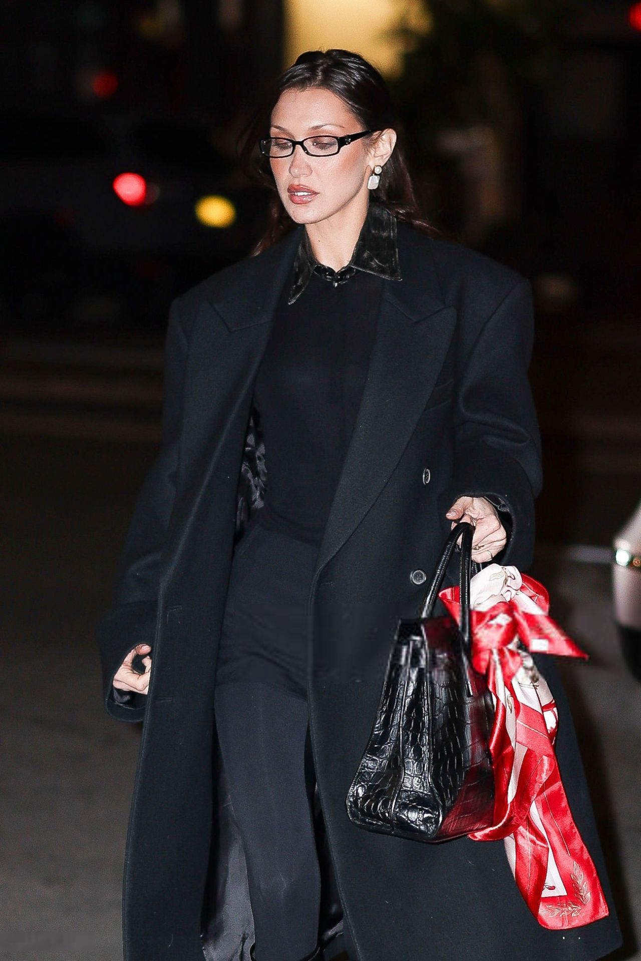 bella-hadid-masters-winter-chic-in-head-to-toe-black-during-nyc-night-out-3.jpg (1280×1919)