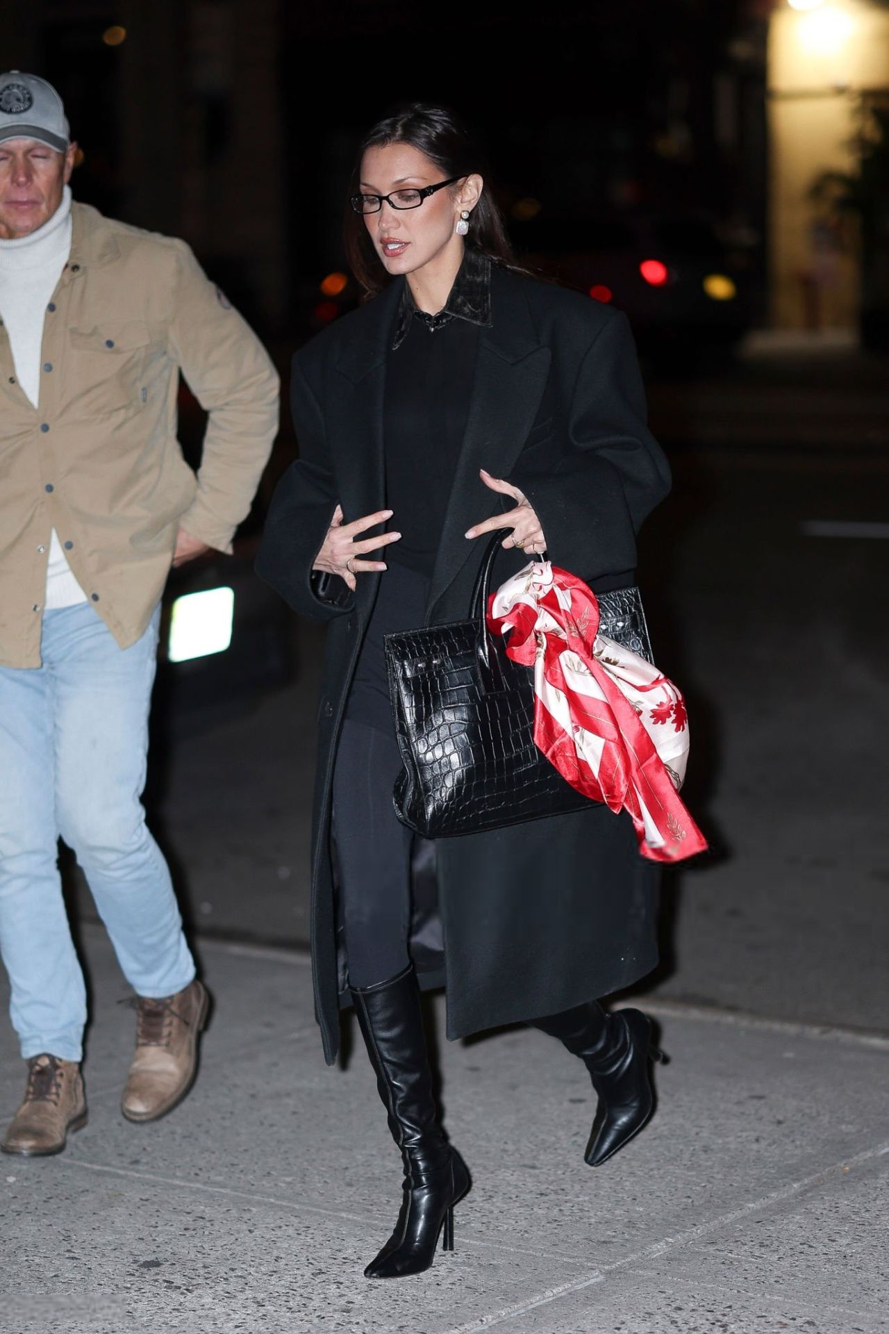 bella-hadid-masters-winter-chic-in-head-to-toe-black-during-nyc-night-out-4.jpg (1280×1920)