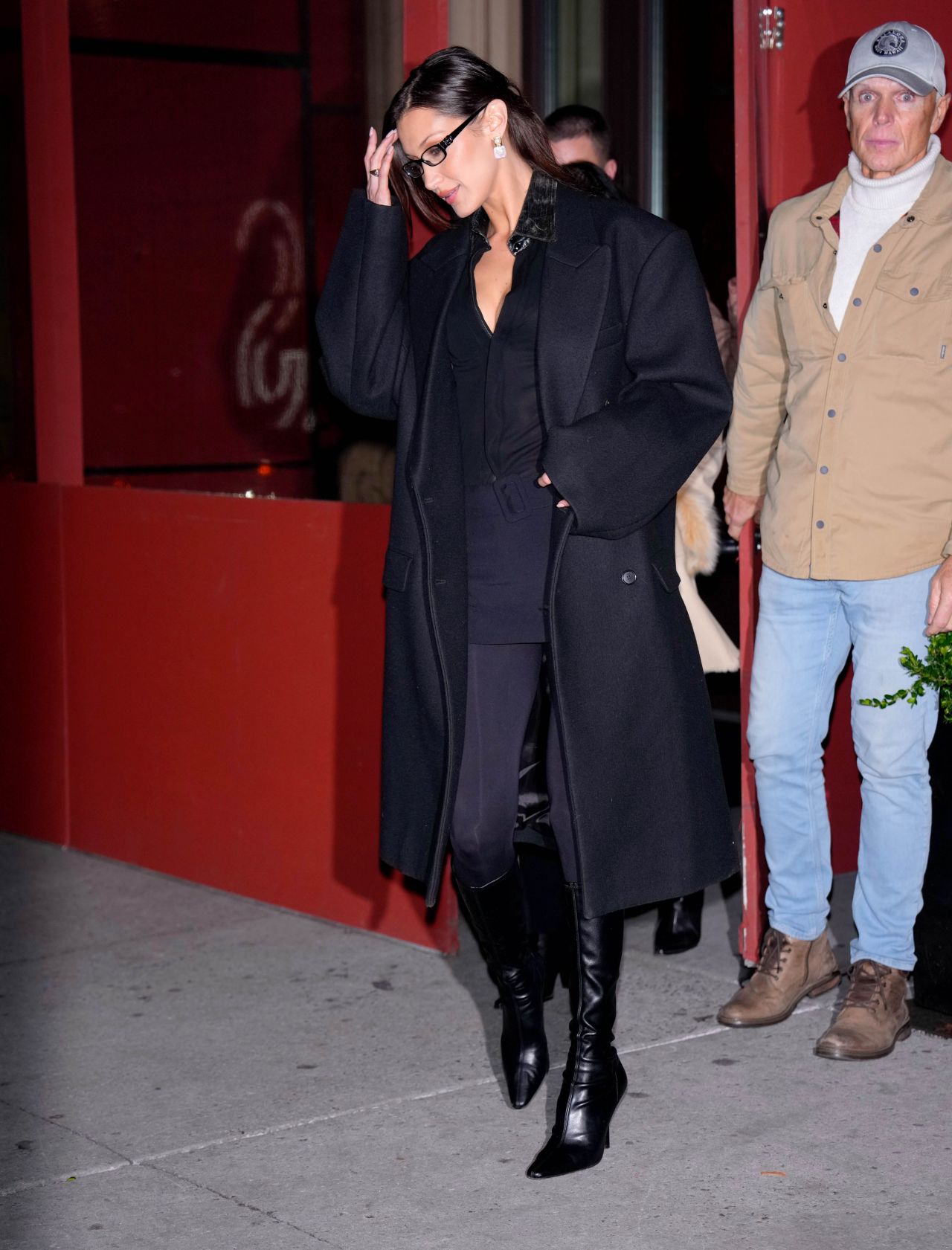 bella-hadid-masters-winter-chic-in-head-to-toe-black-during-nyc-night-out-7.jpg (1280×1681)