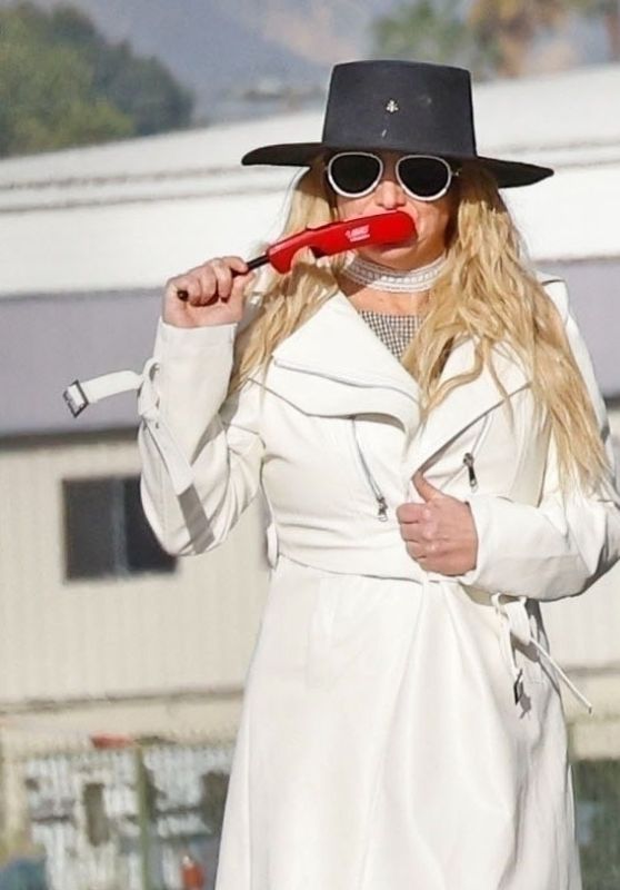 Britney Spears Jets Out for 43rd Birthday - 12.02.2024