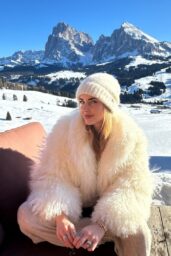 Chiara Ferragni s Luxe Winter Wonderland Outfit 12-25-2024