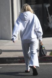 Dakota Fanning Pampered at Crane Salon for Christmas - 12.23.2024