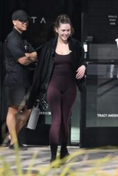 Elizabeth Olsen Spotted Leaving Gym in Sporty Maroon Outfit – 12 19 2024