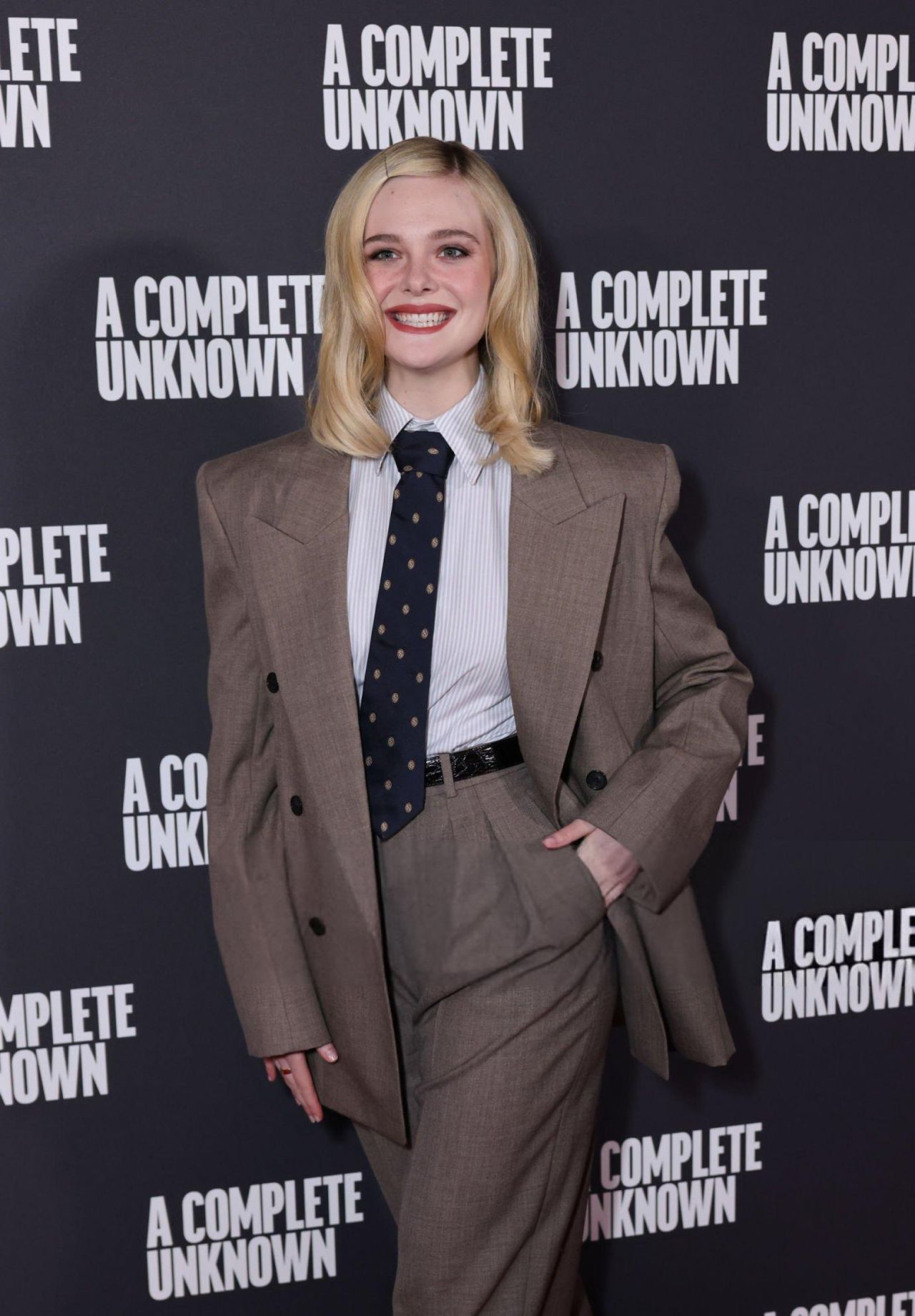 elle-fanning-attends-a-complete-unknown-pH๏τocall-in-london-0.jpg (1280×1840)