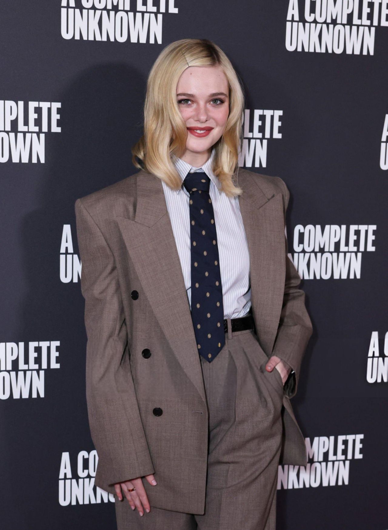 elle-fanning-attends-a-complete-unknown-pH๏τocall-in-london-2.jpg (1280×1747)