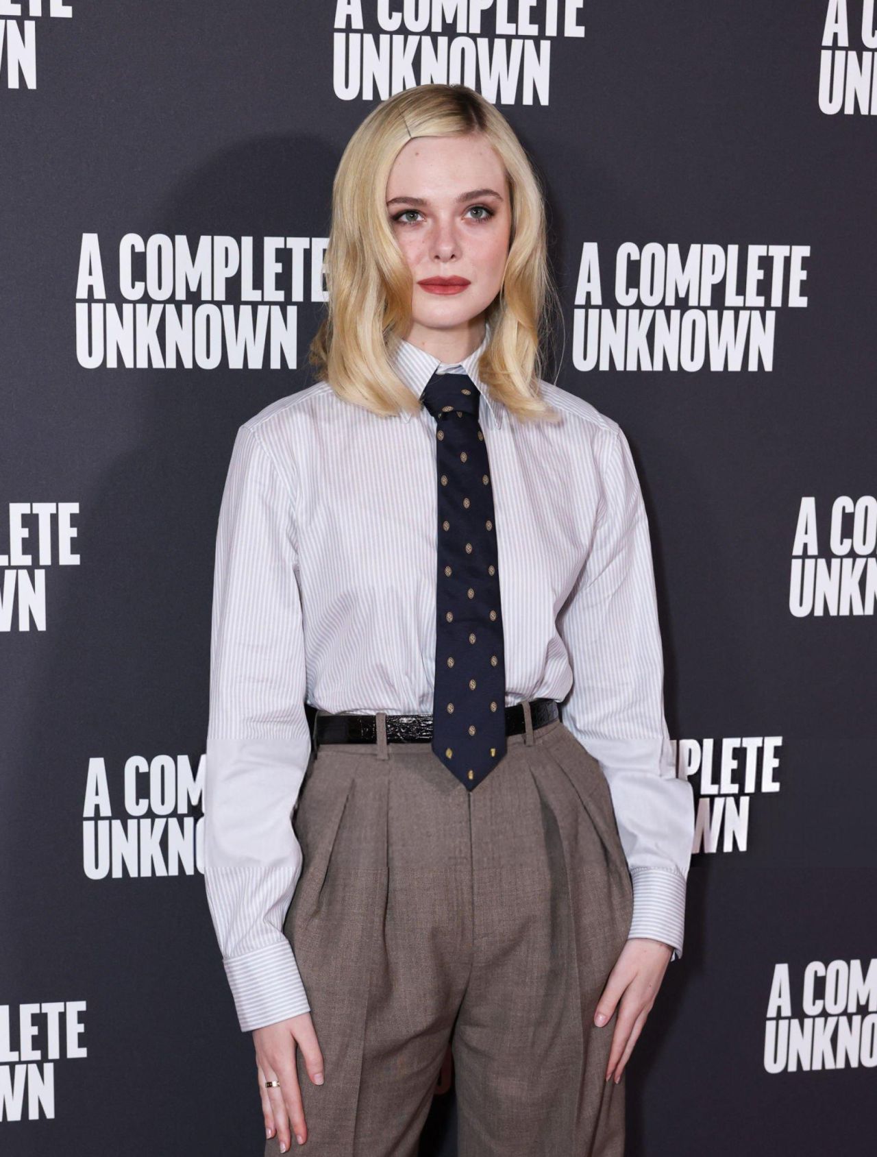 elle-fanning-attends-a-complete-unknown-pH๏τocall-in-london-3.jpg (1280×1688)