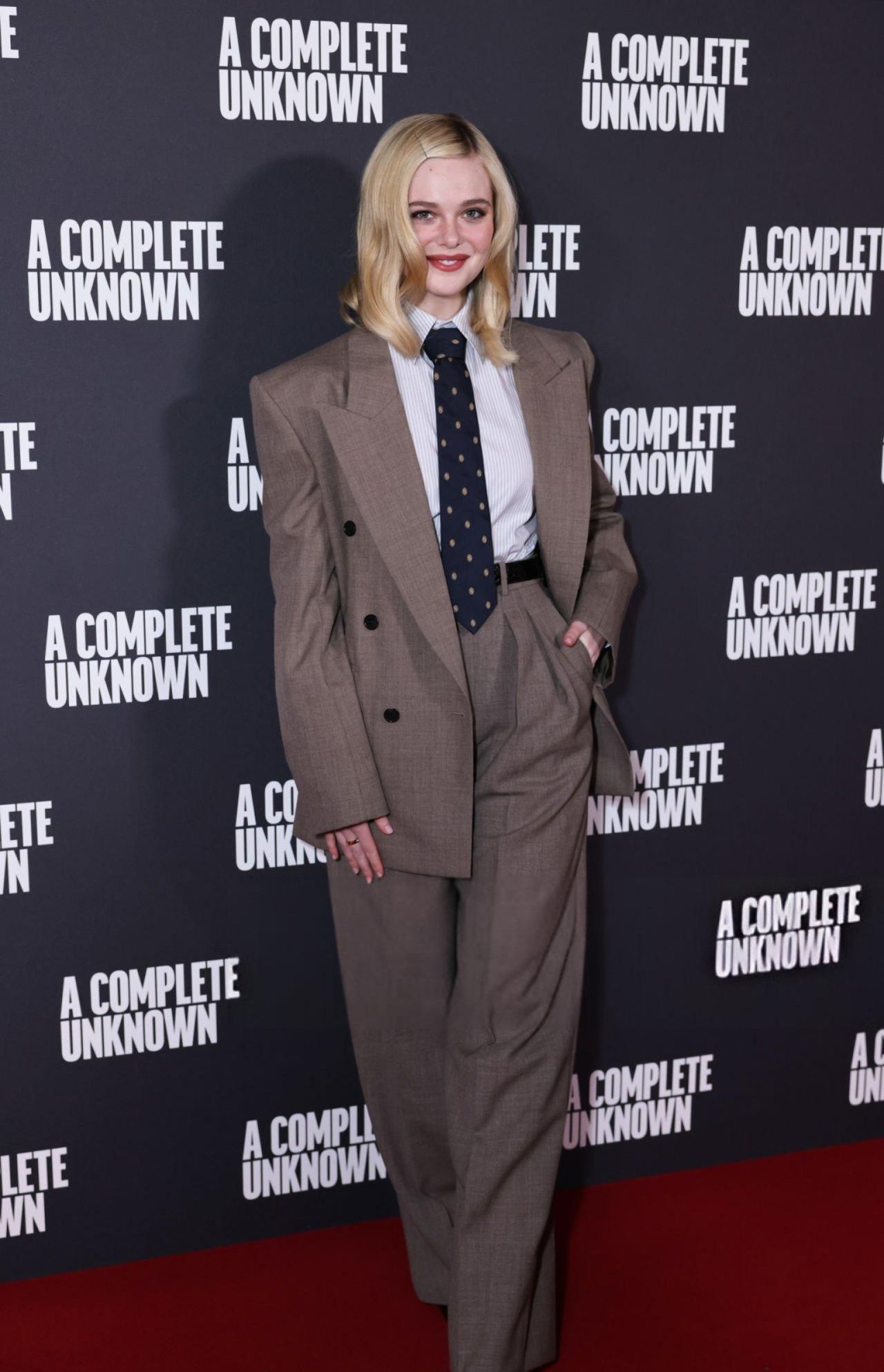 elle-fanning-attends-a-complete-unknown-pH๏τocall-in-london-5.jpg (1280×1986)