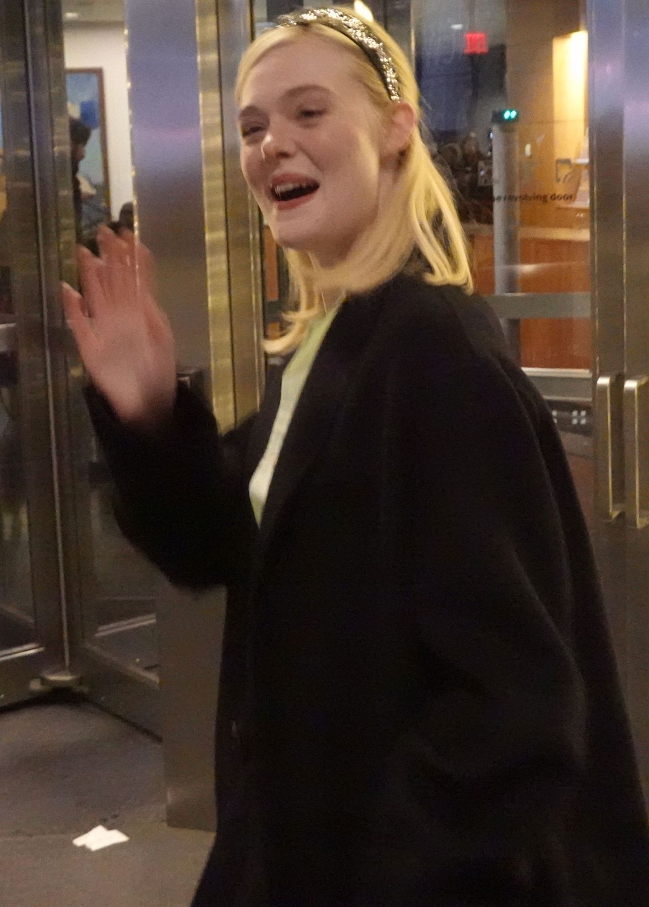 elle-fanning-signs-autographs-in-midtown-manhattan-12.15-2024-0.jpg (1280×1789)