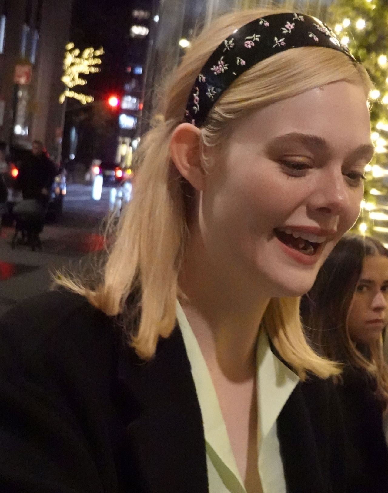 elle-fanning-signs-autographs-in-midtown-manhattan-12.15-2024-1.jpg (1280×1628)