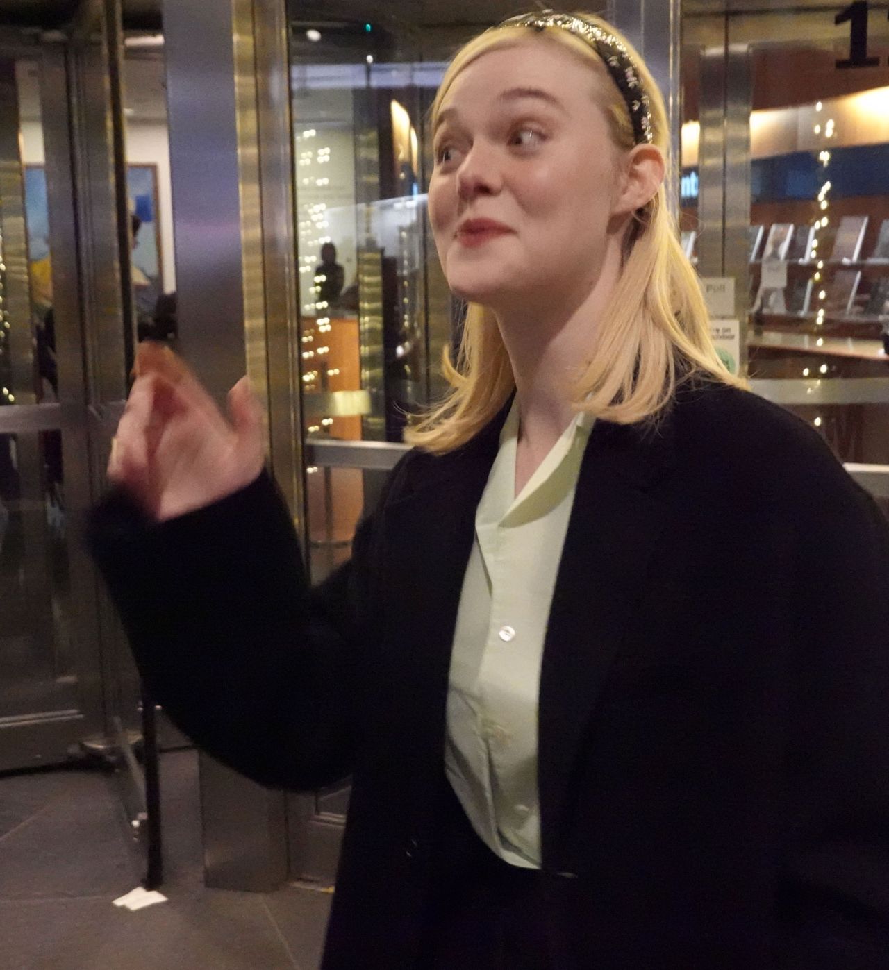 elle-fanning-signs-autographs-in-midtown-manhattan-12.15-2024-2.jpg (1280×1397)