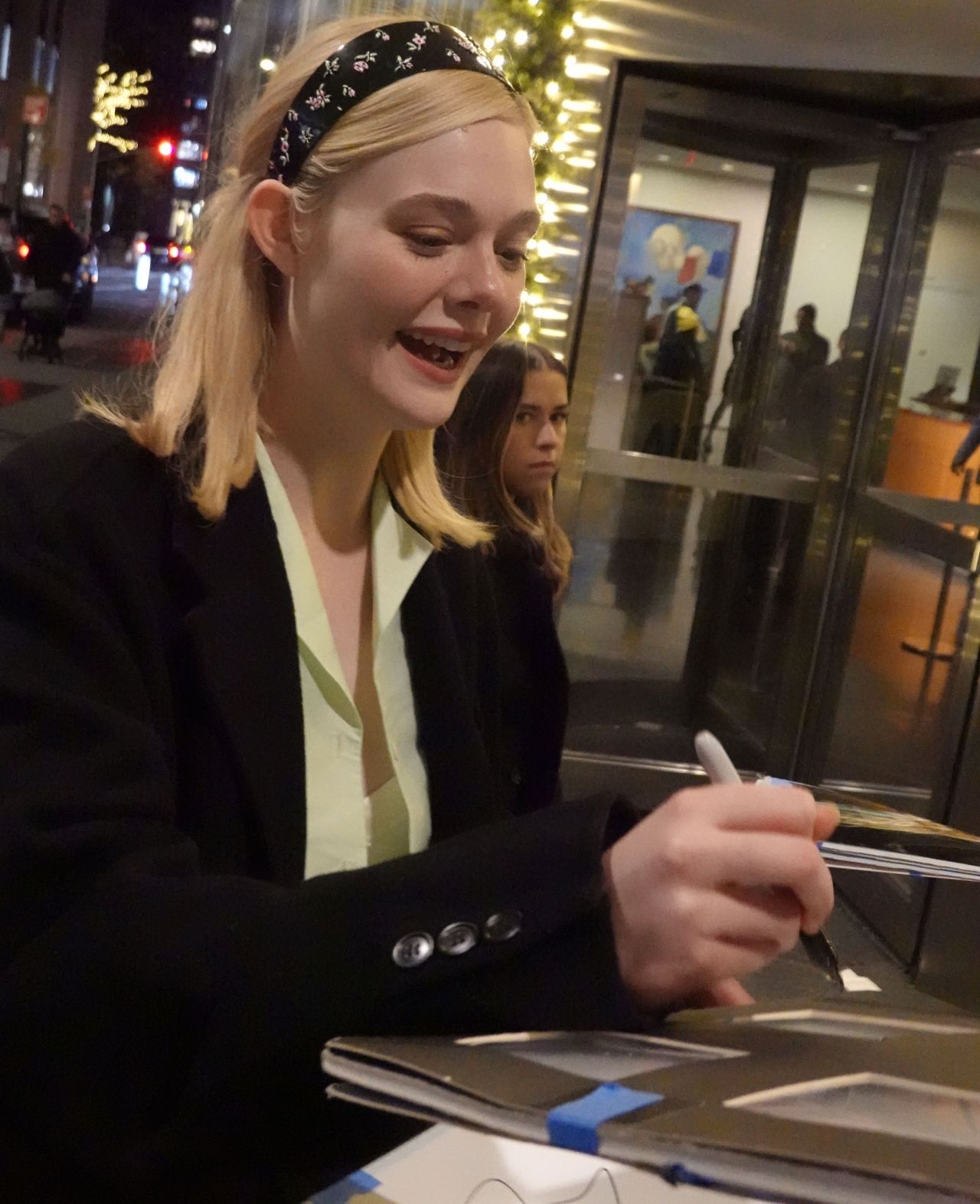 elle-fanning-signs-autographs-in-midtown-manhattan-12.15-2024-3.jpg (1280×1573)