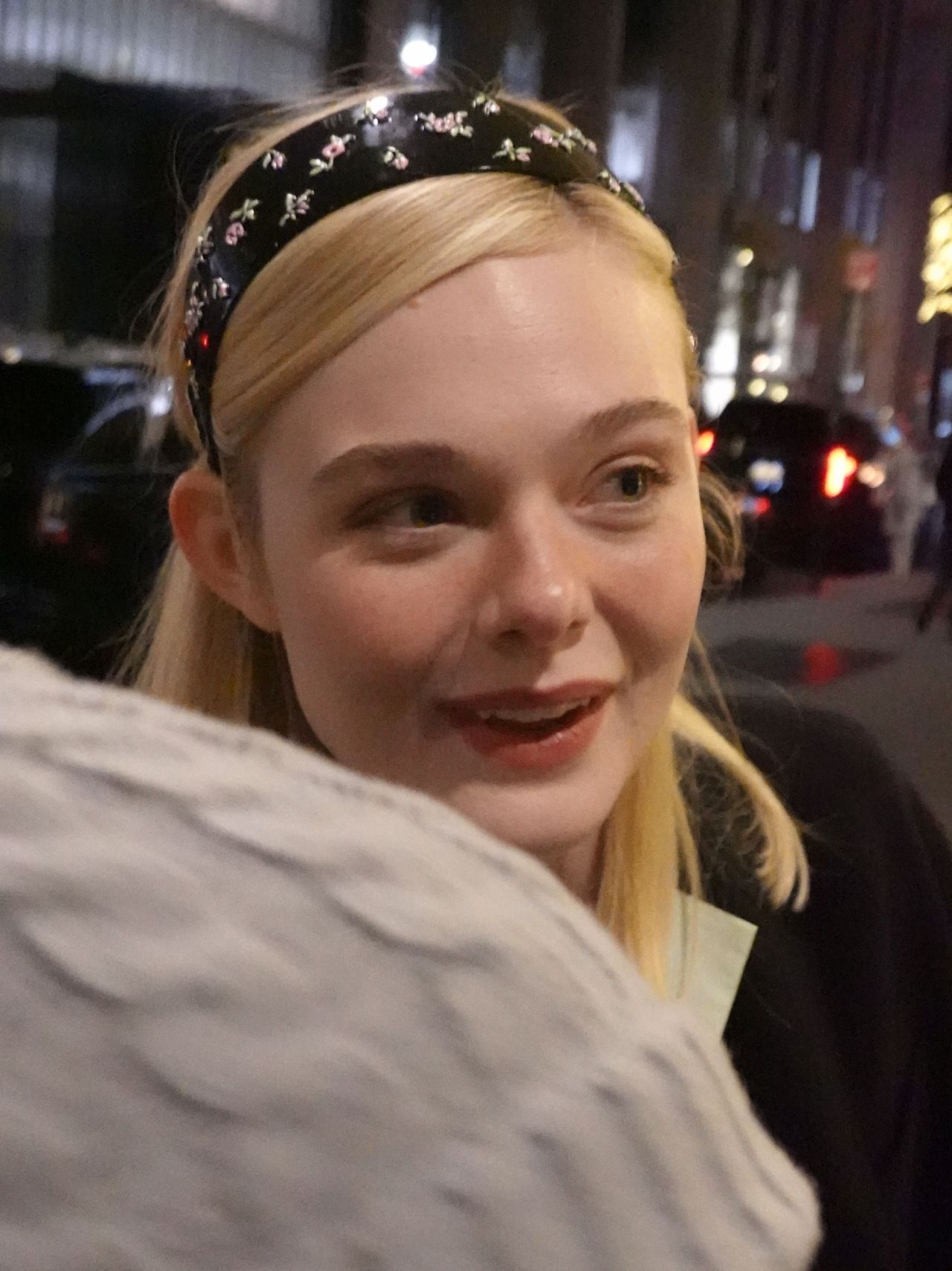 elle-fanning-signs-autographs-in-midtown-manhattan-12.15-2024-4.jpg (1280×1709)