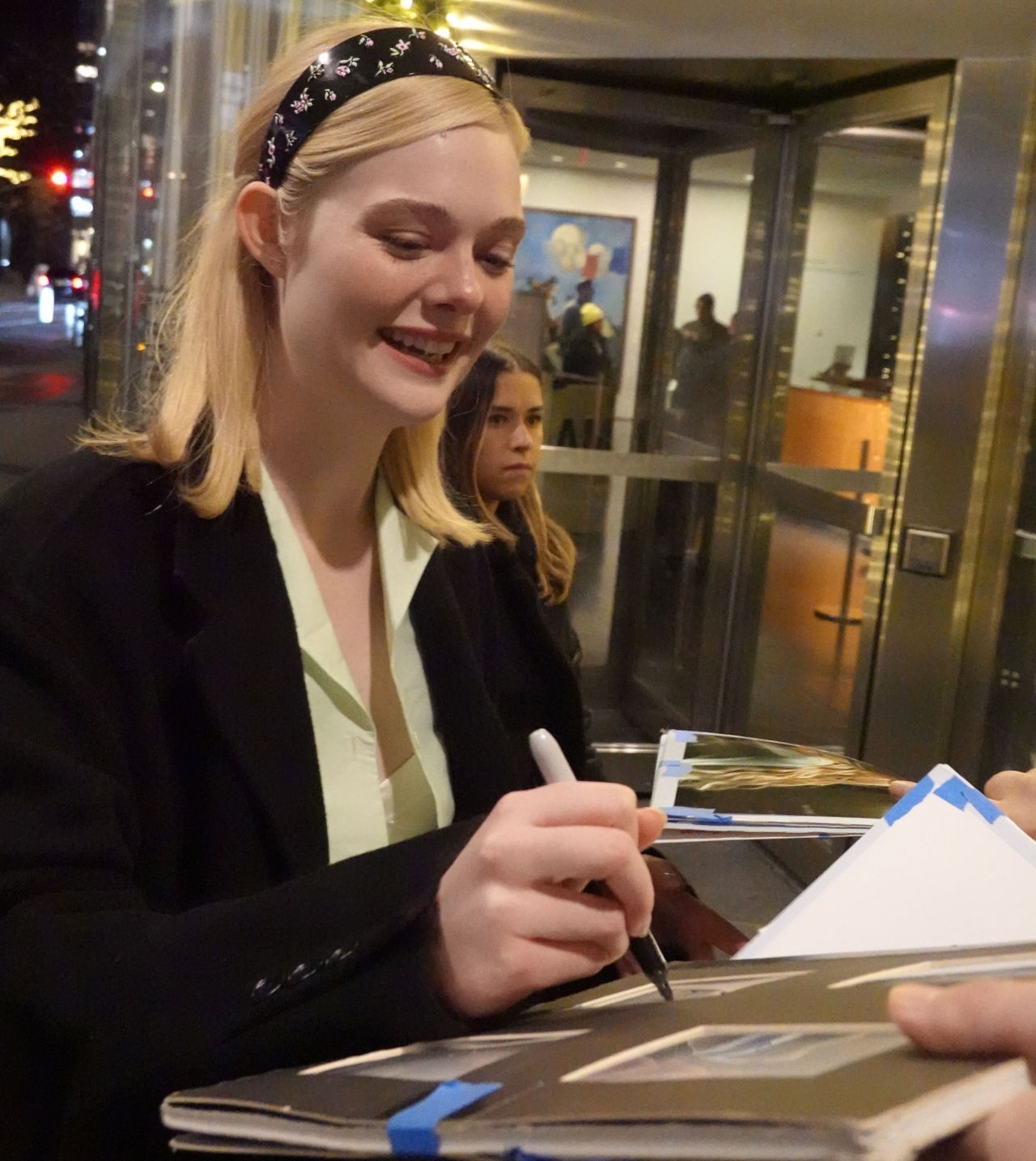 elle-fanning-signs-autographs-in-midtown-manhattan-12.15-2024-5.jpg (1280×1433)