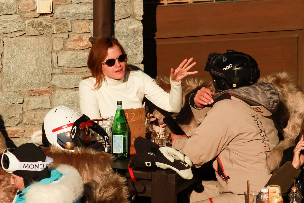 emma-watson-s-festive-ski-adventure-12.24.2024-6.jpg (1280×853)