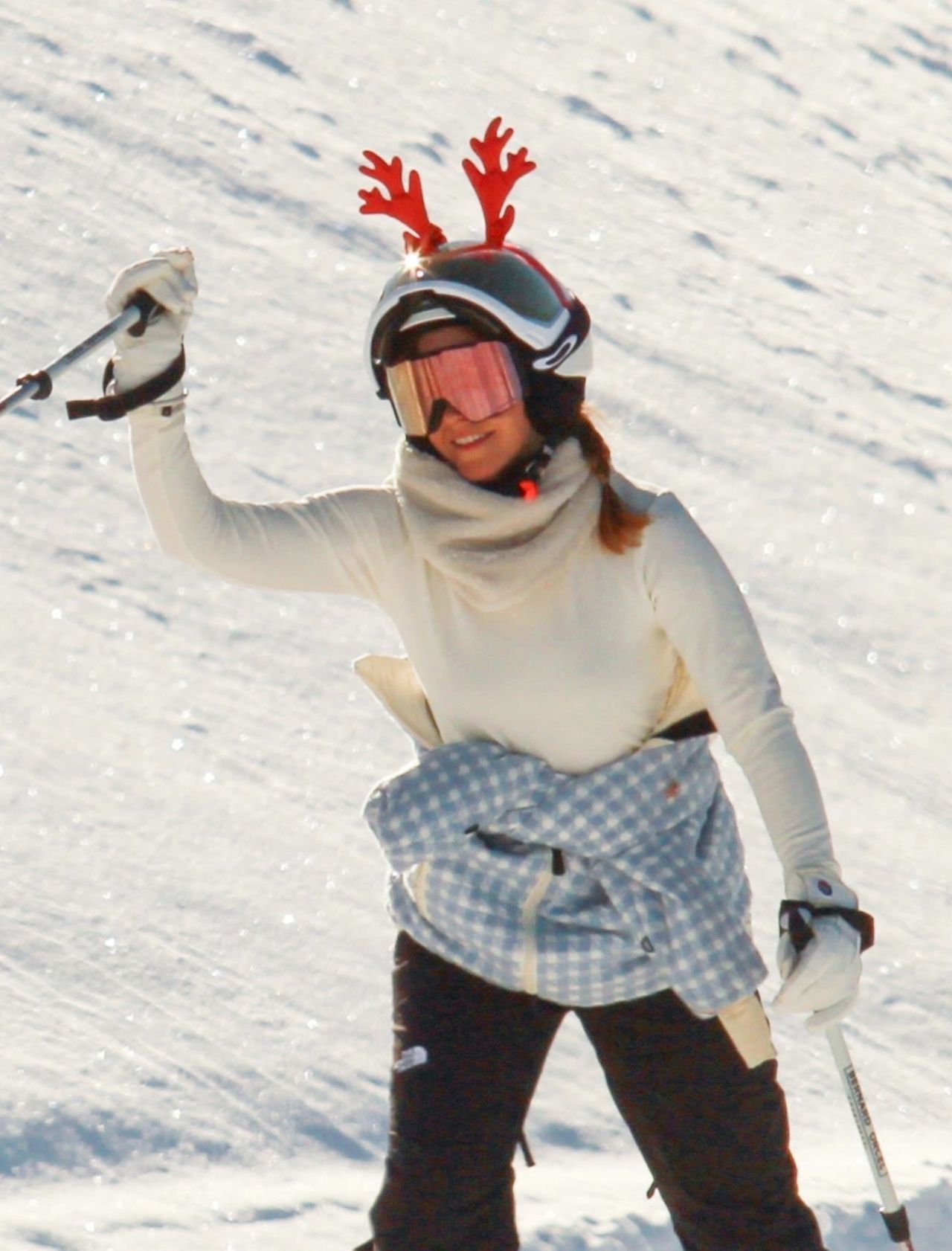 emma-watson-s-festive-ski-adventure-12.24.2024-9.jpg (1280×1682)