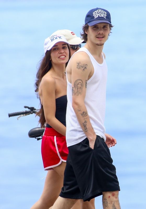 Jackie Apostel Soaks Up the Sun on Ipanema Beach, Rio de Janeiro (28.12.2024)