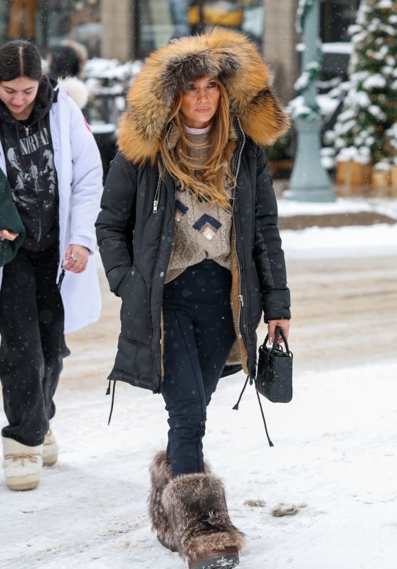 Jennifer Lopez’s Snowy Christmas Chic in Aspen 12-25-2024