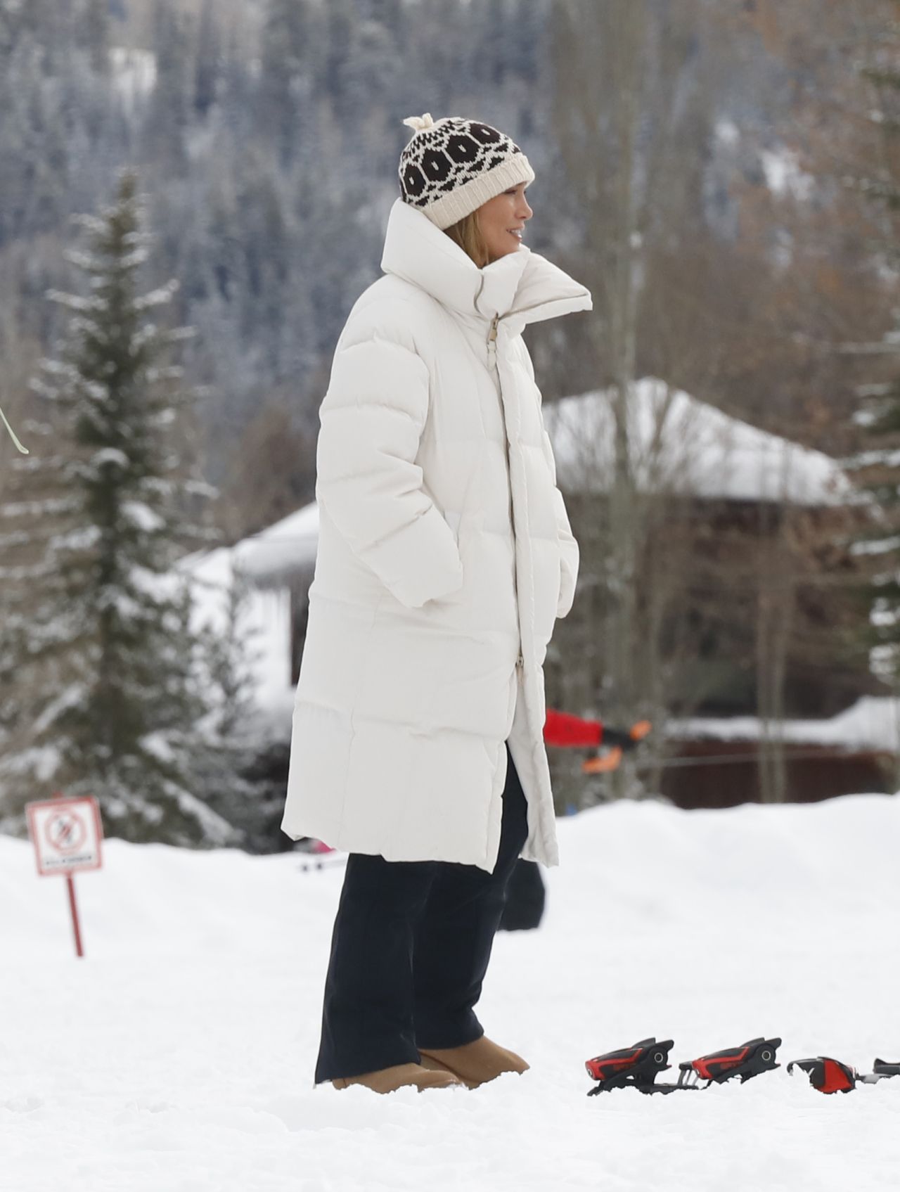 jennifer-lopez-shines-in-aspen-ski-chic-with-chanel-and-ralph-lauren-12-28-2024-11.jpg (1280×1695)