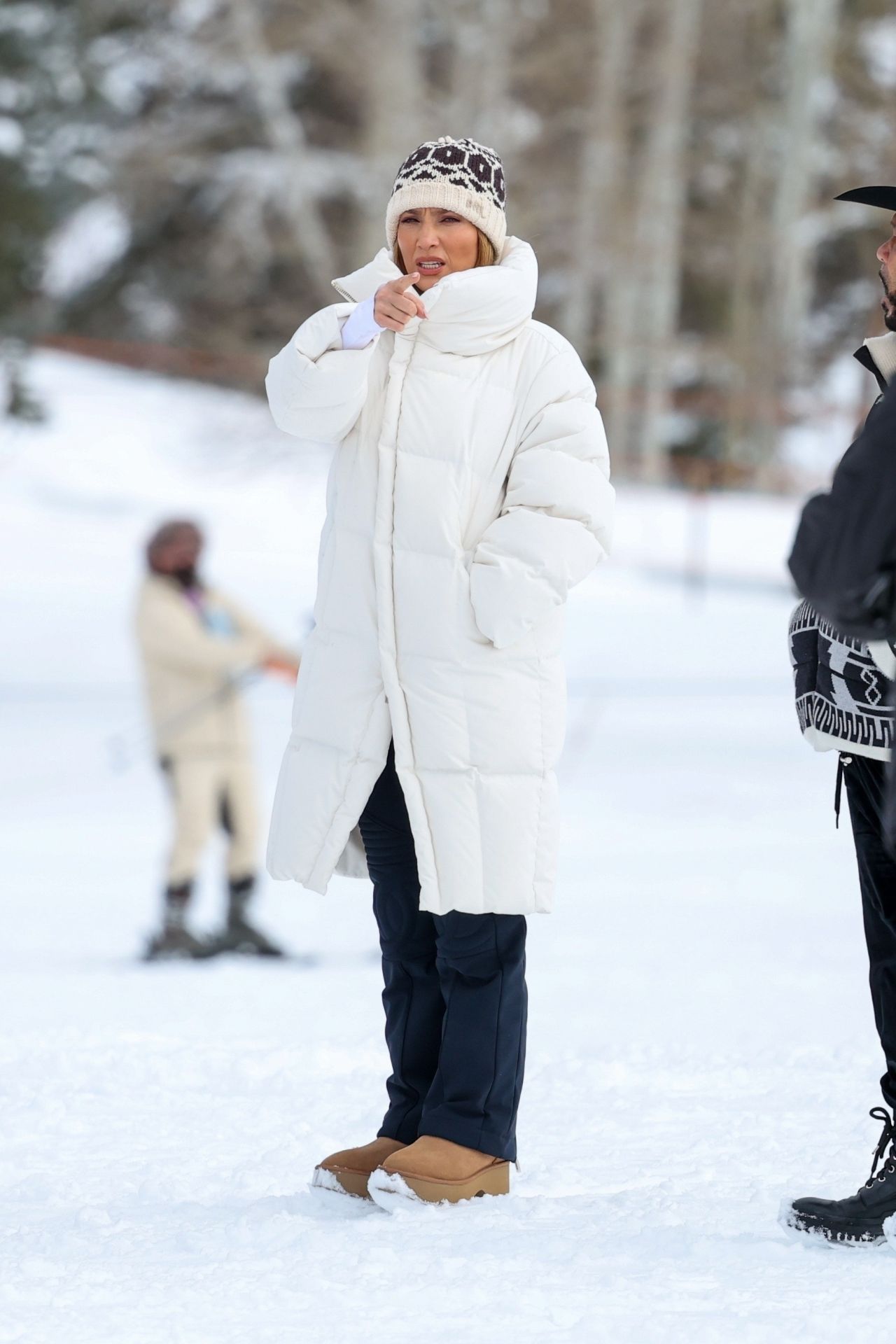 jennifer-lopez-shines-in-aspen-ski-chic-with-chanel-and-ralph-lauren-12-28-2024-13.jpg (1280×1920)