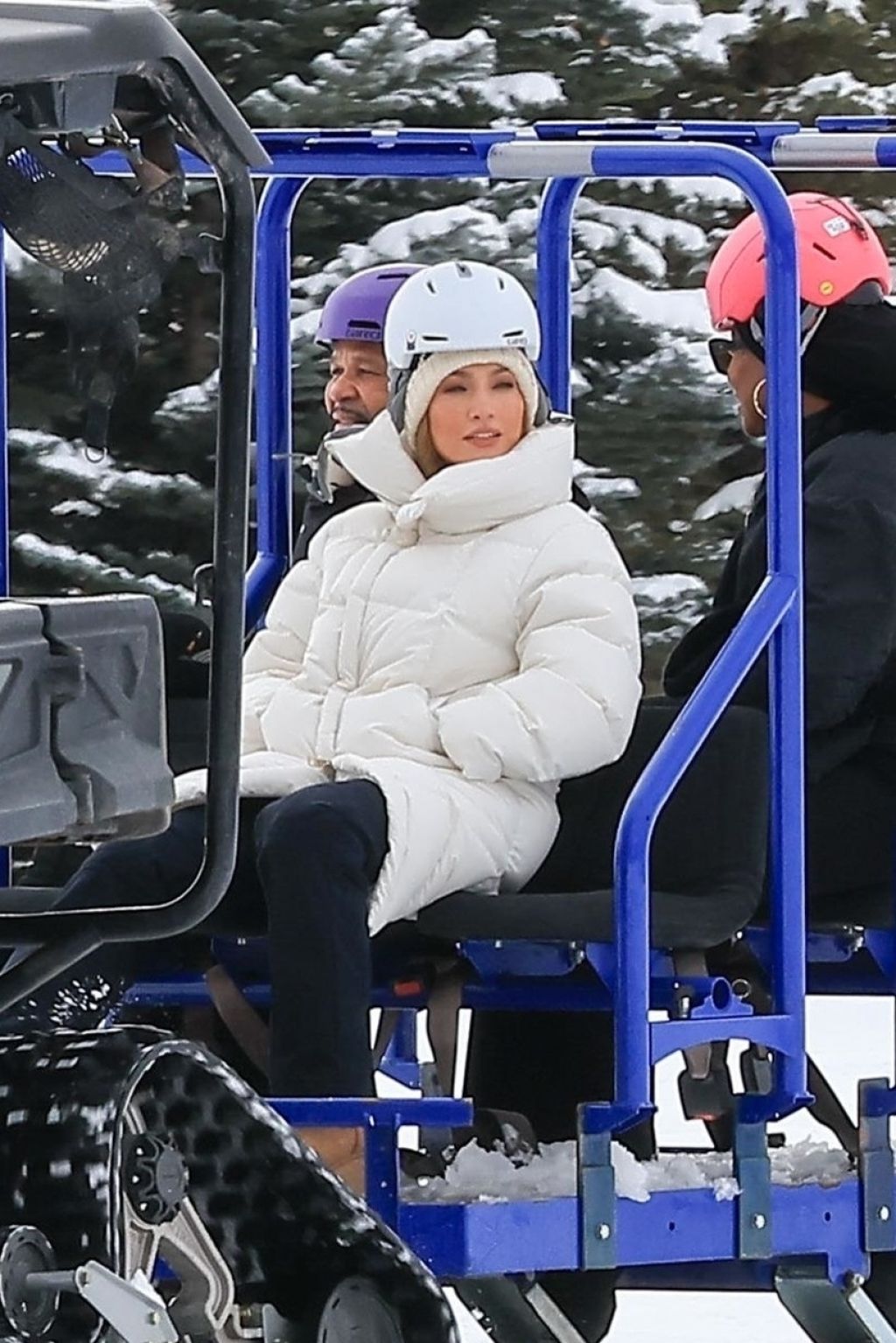 jennifer-lopez-shines-in-aspen-ski-chic-with-chanel-and-ralph-lauren-12-28-2024-4.jpg (1024×1535)