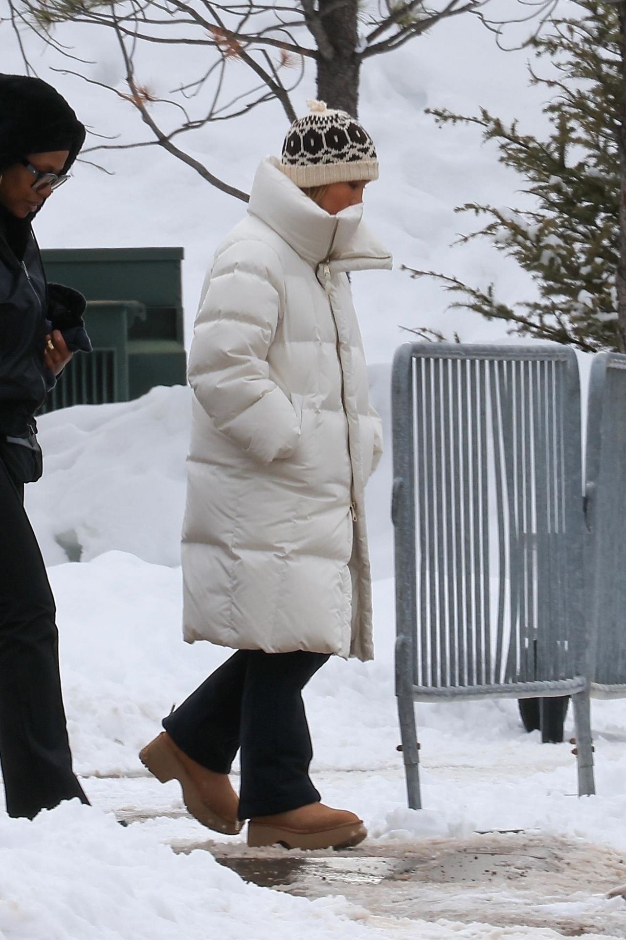 jennifer-lopez-shines-in-aspen-ski-chic-with-chanel-and-ralph-lauren-12-28-2024-6.jpg (1280×1920)