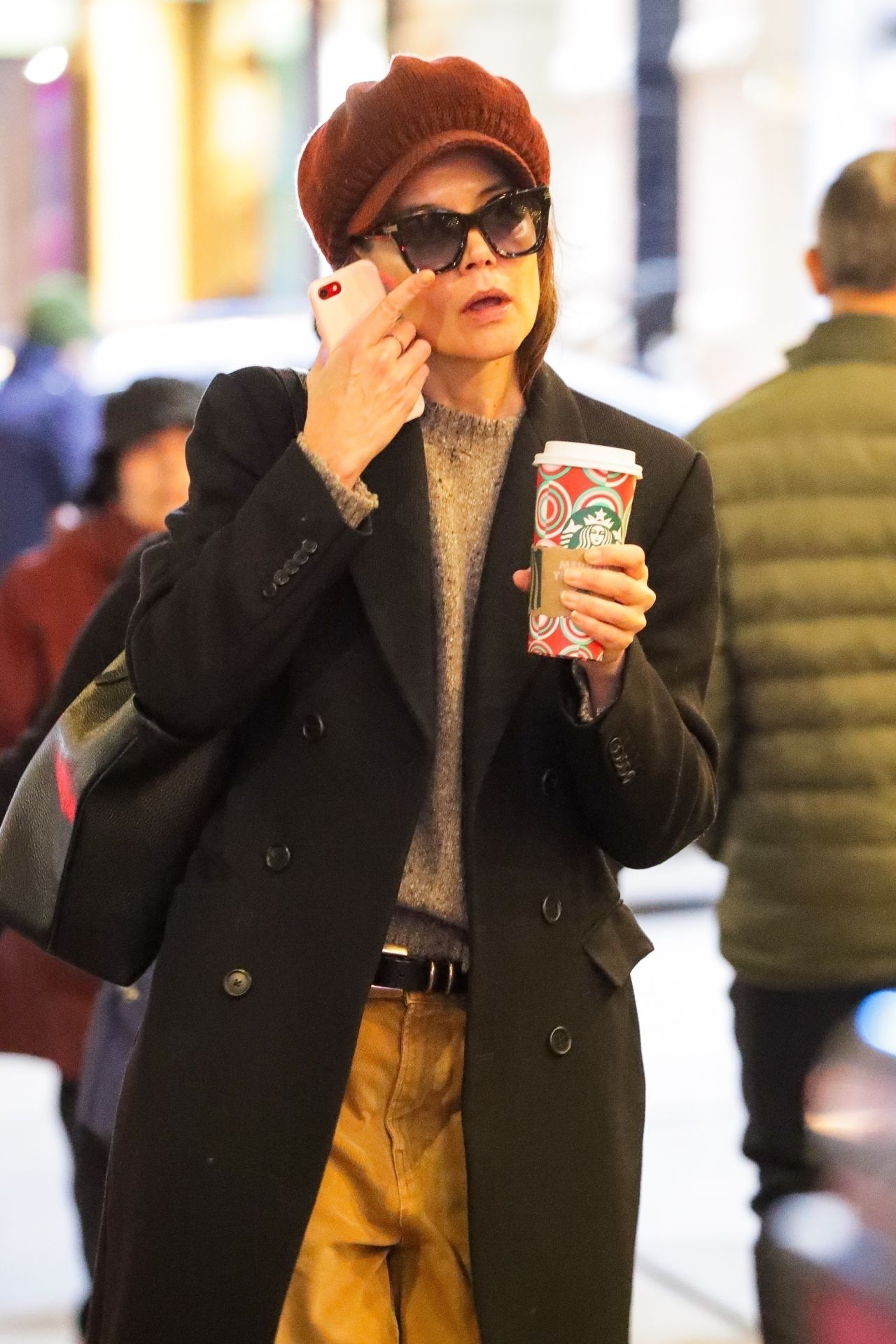 katie-holmes-exudes-effortless-style-in-newsboy-cap-during-nyc-coffee-run-12.20.2024-1.jpg (1280×1920)