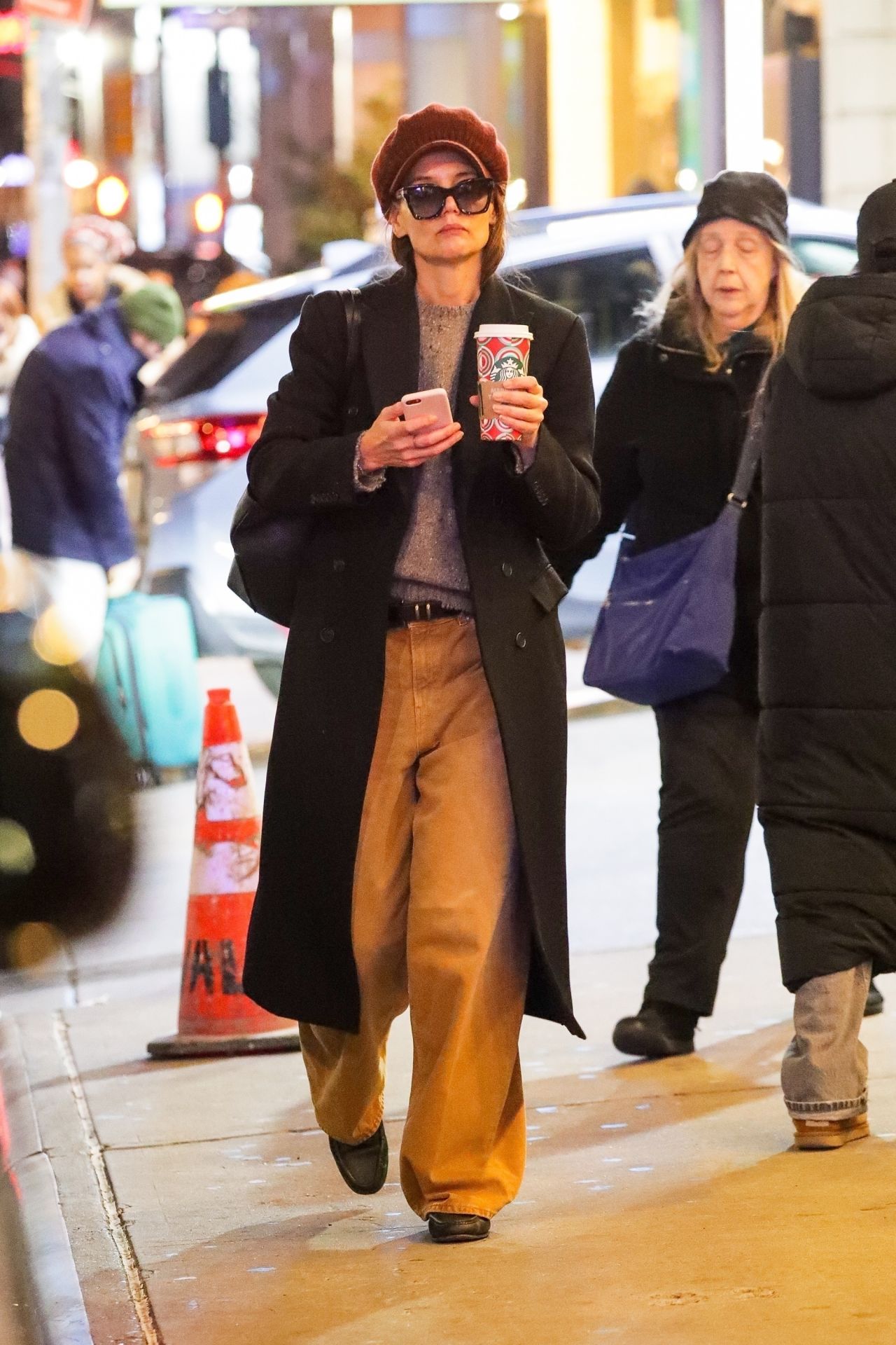 katie-holmes-exudes-effortless-style-in-newsboy-cap-during-nyc-coffee-run-12.20.2024-2.jpg (1280×1920)