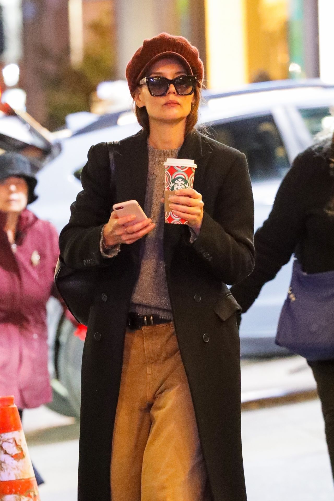 katie-holmes-exudes-effortless-style-in-newsboy-cap-during-nyc-coffee-run-12.20.2024-3.jpg (1280×1920)