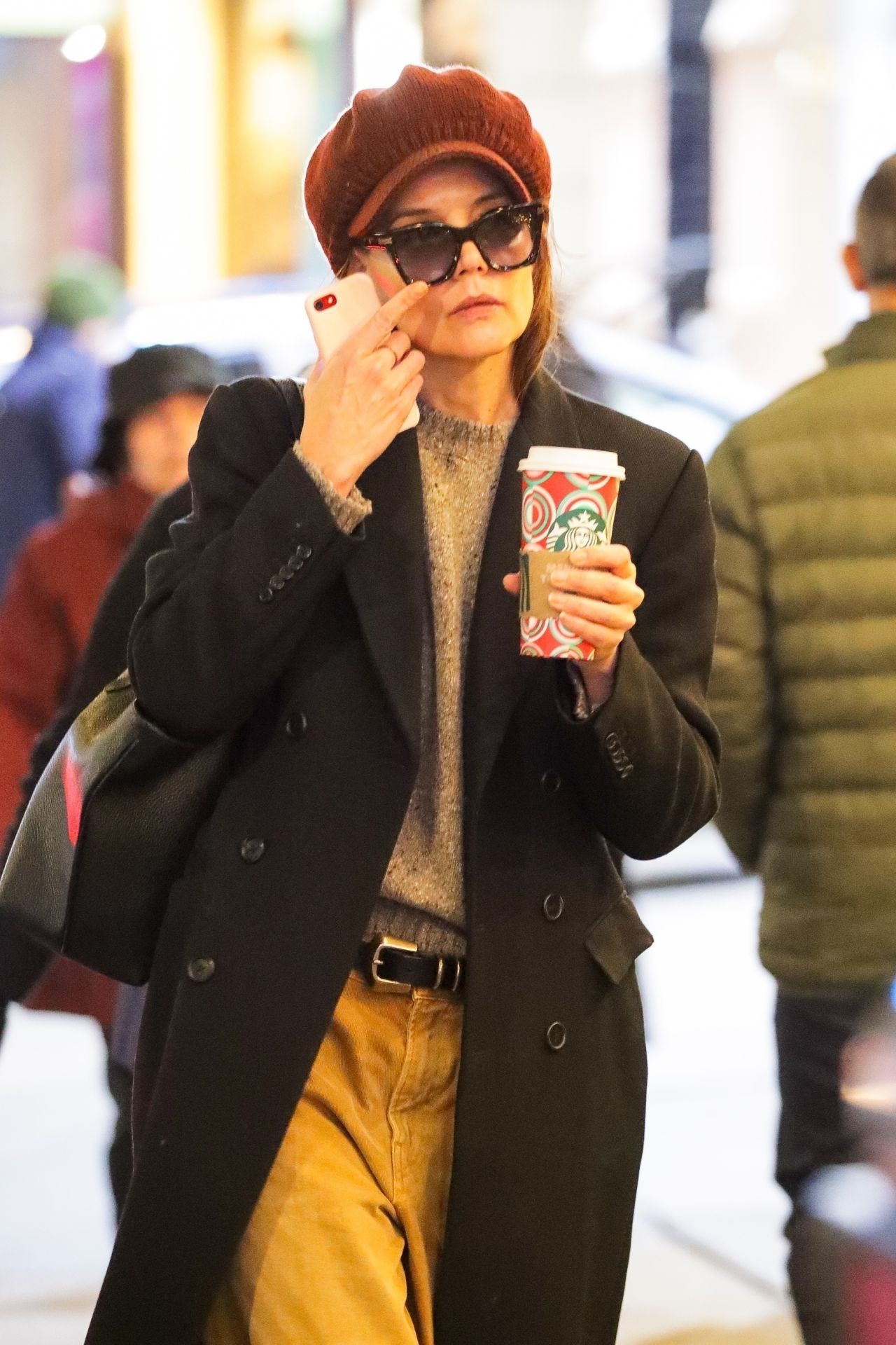 katie-holmes-exudes-effortless-style-in-newsboy-cap-during-nyc-coffee-run-12.20.2024-4.jpg (1280×1920)