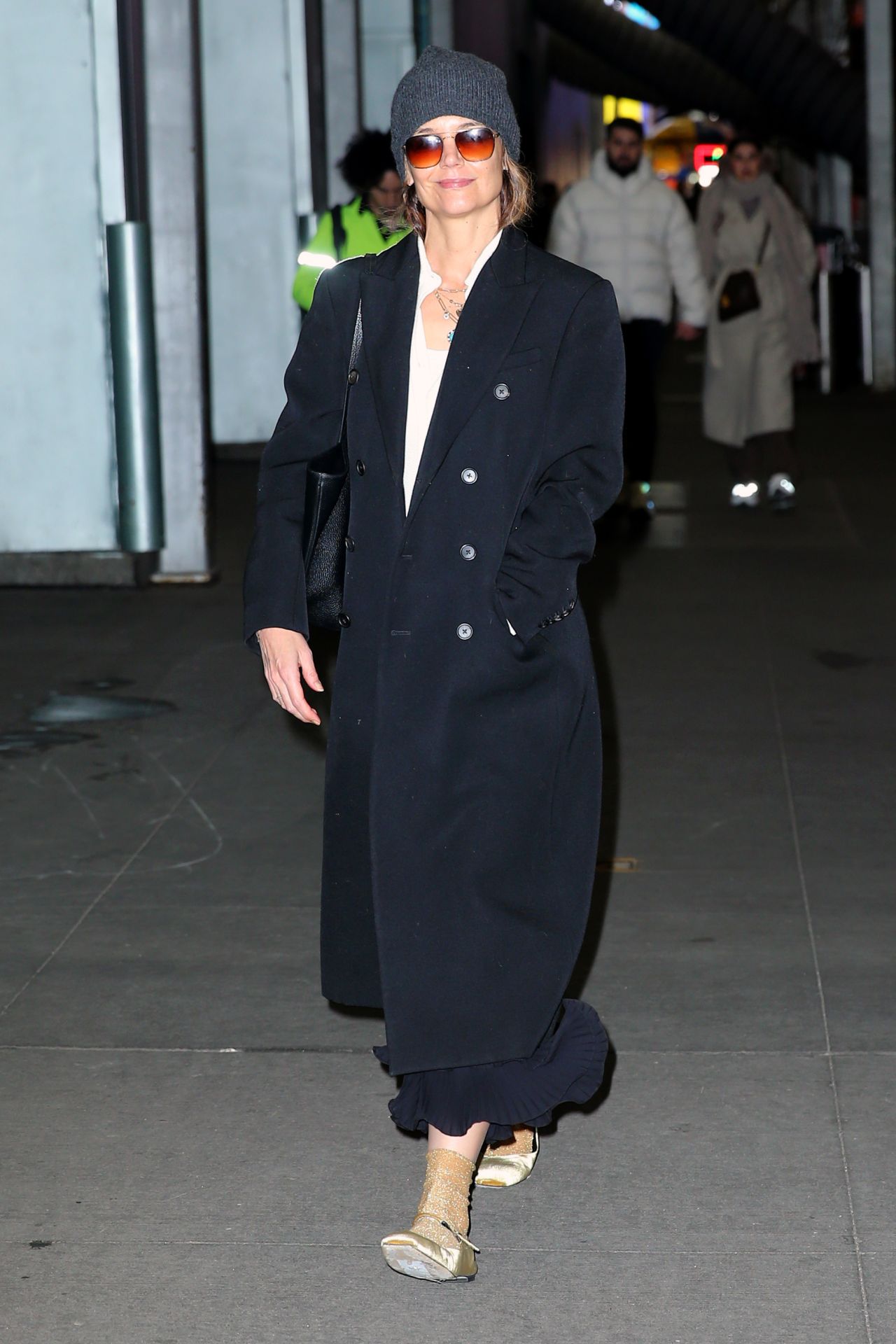 katie-holmes-steps-out-in-chic-winter-style-in-new-york-city-12.30.2024-3.jpg (1280×1920)