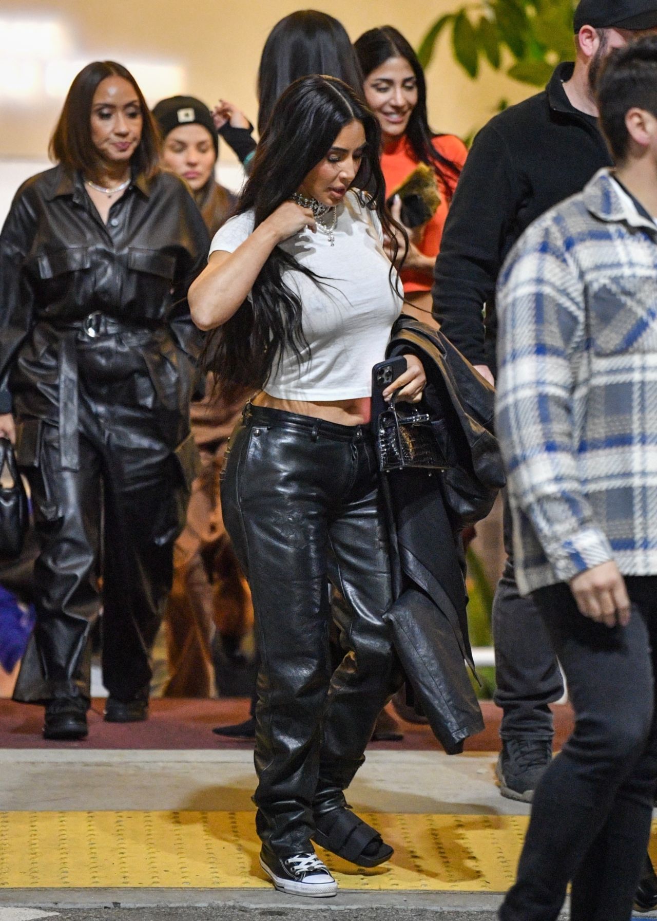 kim-kardashian-shines-at-billie-eilish-concert-despite-broken-foot-12.16.2024-6.jpg (1280×1793)