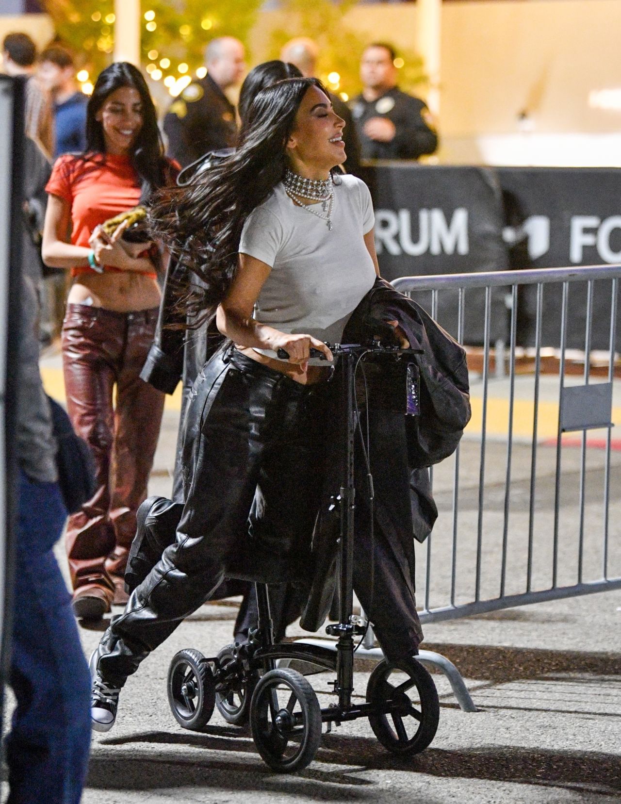 kim-kardashian-shines-at-billie-eilish-concert-despite-broken-foot-12.16.2024-9.jpg (1280×1657)